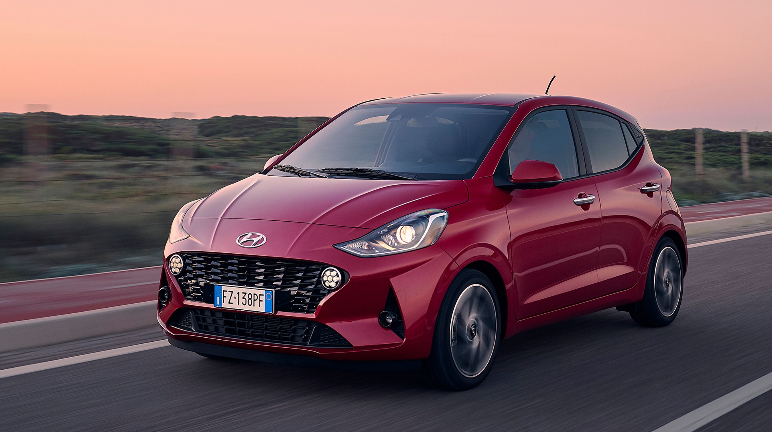 Hyundai i10 er klar i tredje generation. Den er helt ny fra ende til anden og kendes let på de runde kørelyslygter.