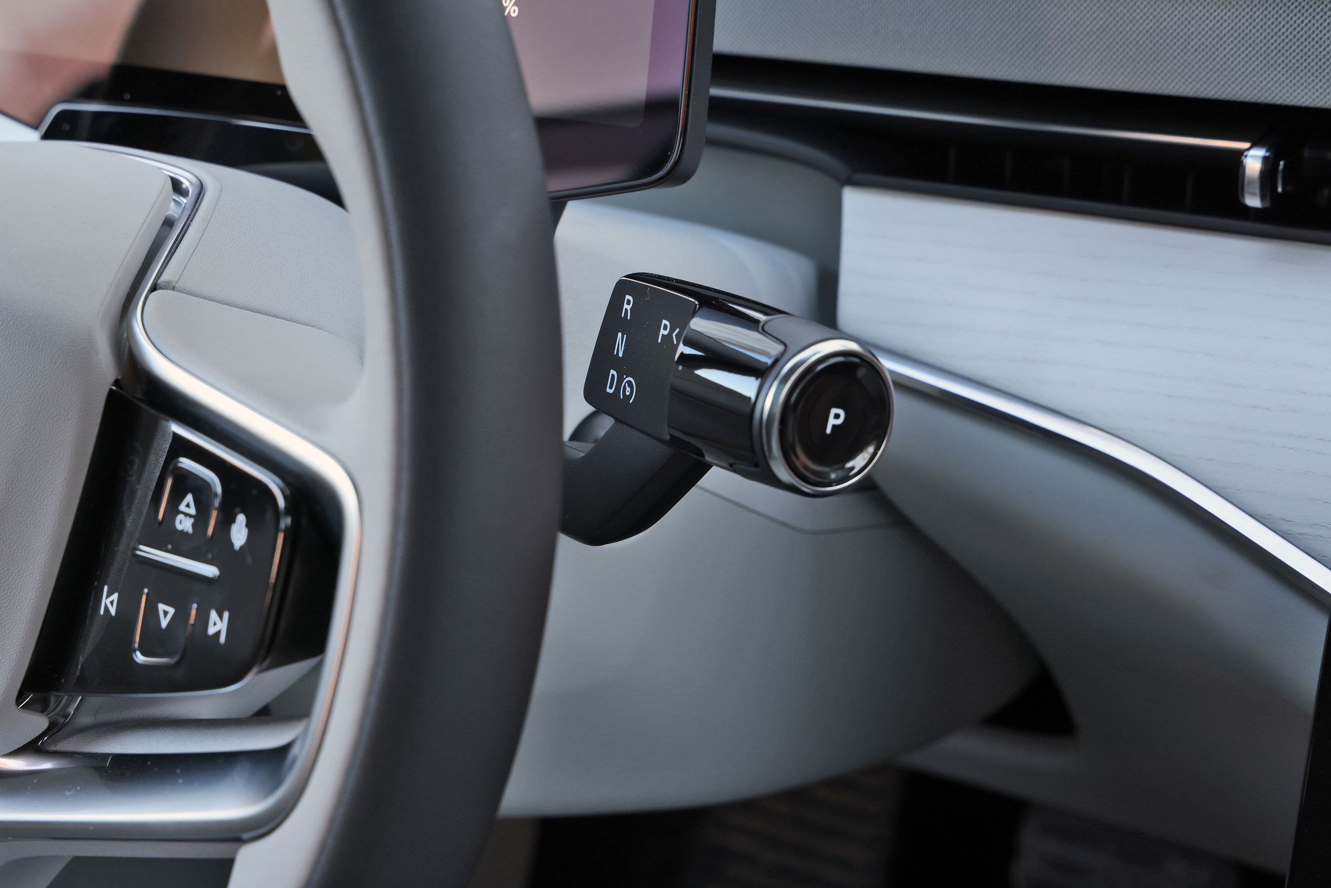 Gearvælger placeret bag rattet i en Volvo ES90