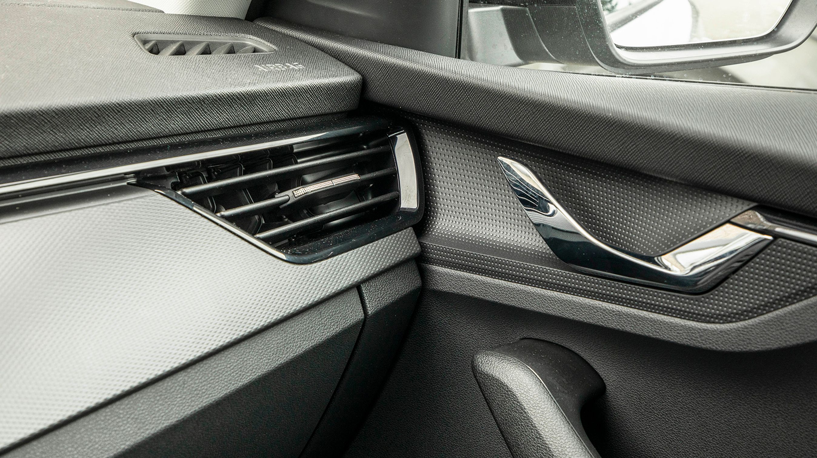 En smart designdetalje er det elegant udformede åbningshåndtag og en flot kombination af materialer og overflader.