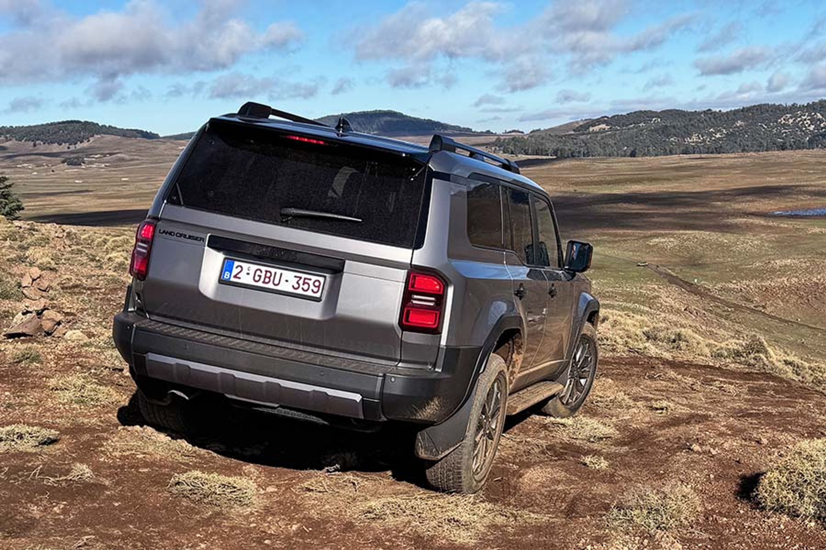 Også bagtil er Land Cruiser meget kantet. Praktisk: Bagruden kan åbnes separat. Endnu mere praktisk: Trækvægten er helt oppe på 3,5 ton.