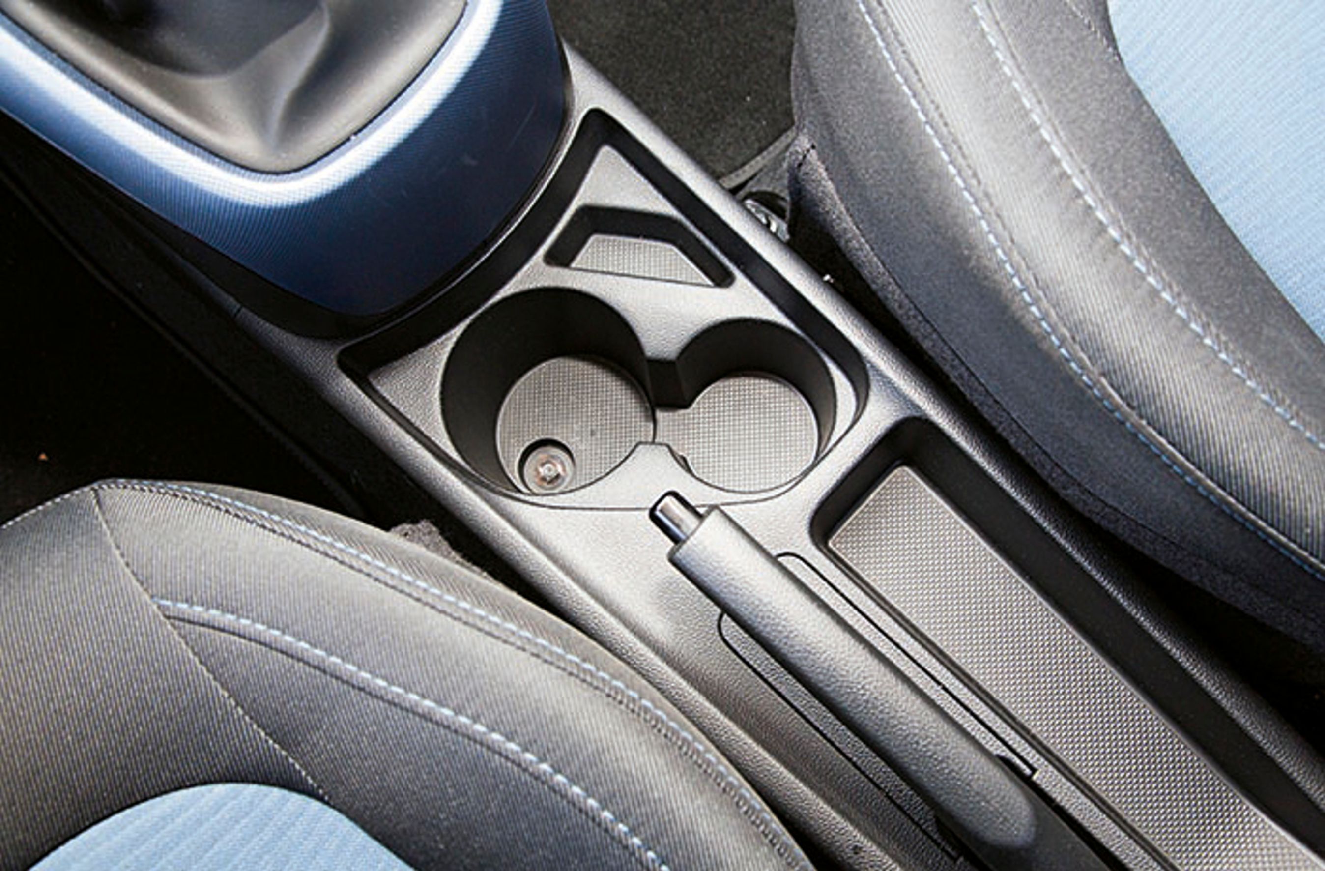 Der er gode fralægningsmuligheder i bilen og mellem forsæderne endda to kopholdere. Bemærk det farveafstemte indtræk.