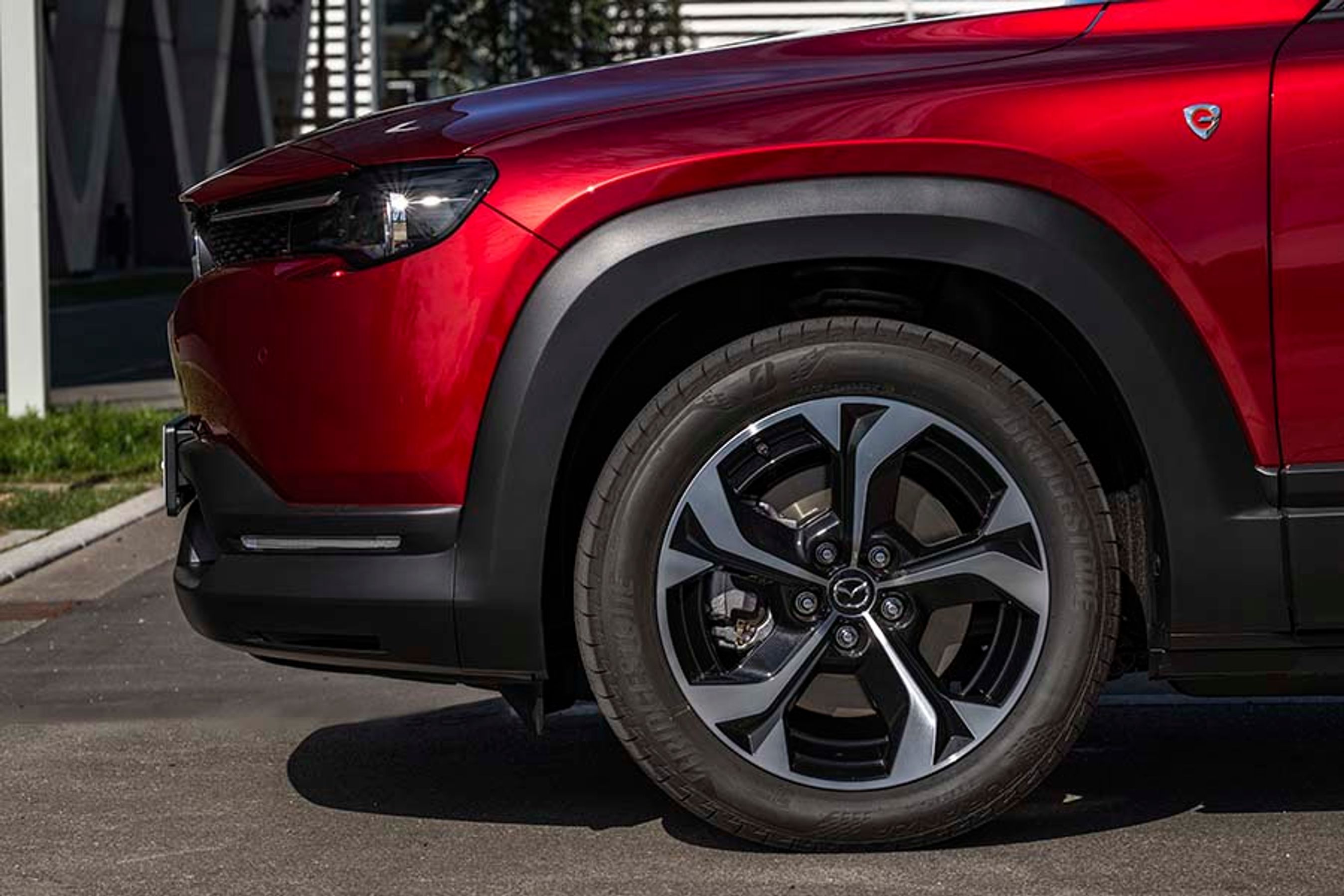 På forskærmen sidder det lille rotationsmotor-logo, der indikerer, at her er der tale om plugin-hybriden og ikke den anden version af MX-30, der er en rendyrket elbil.