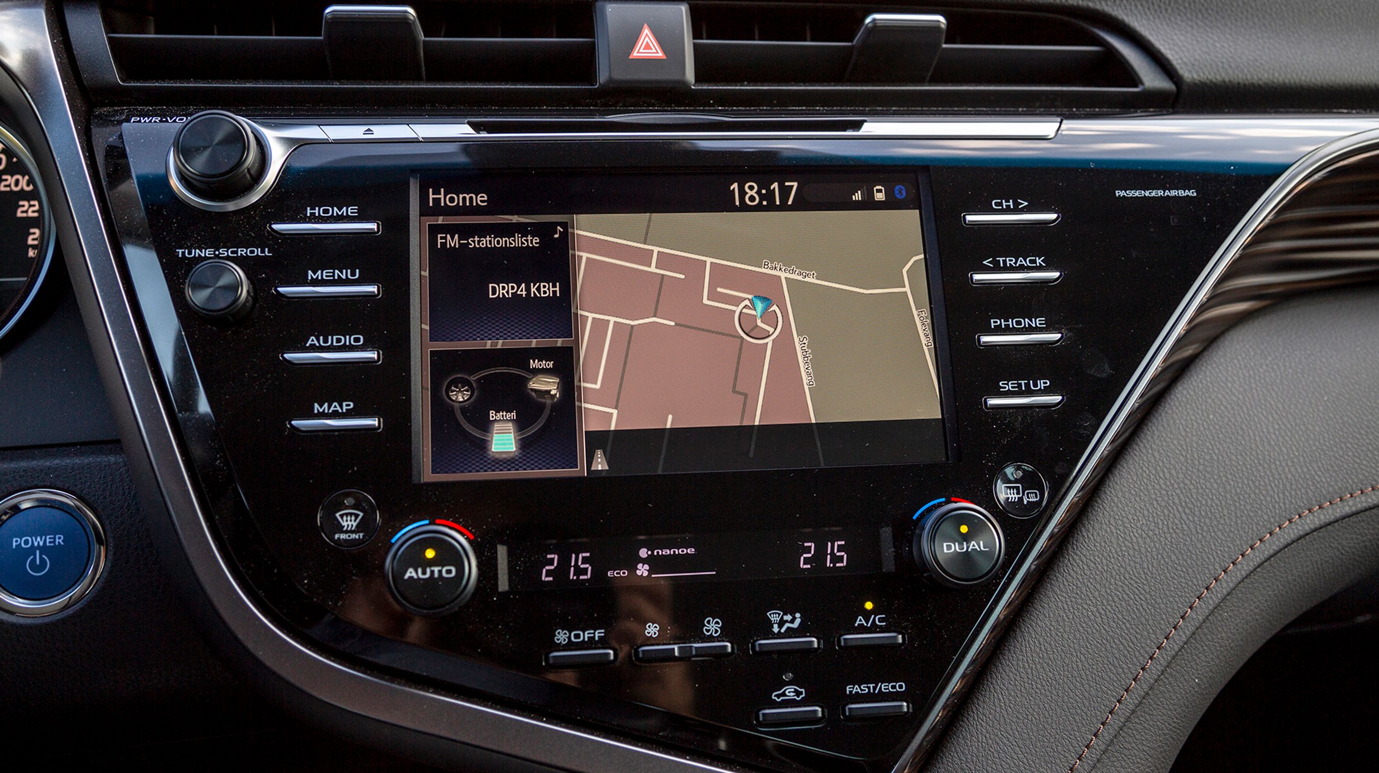 Touchskærmen er placeret i midterkonsollen og er udstyret med intuitive menuer.