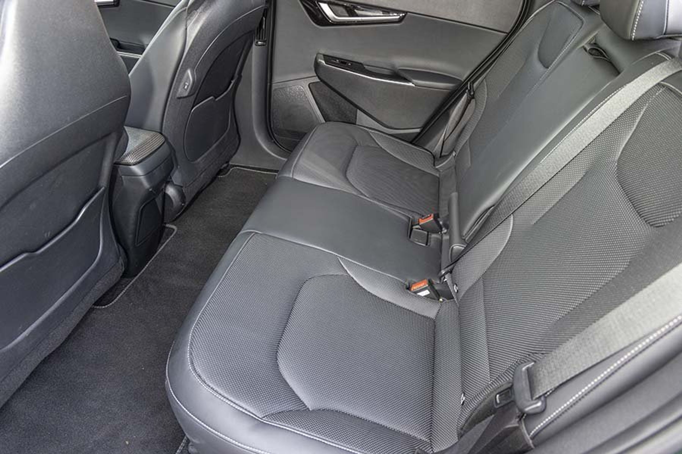 Der er glimrende plads ved bagsædet, hvor gulvet er plant