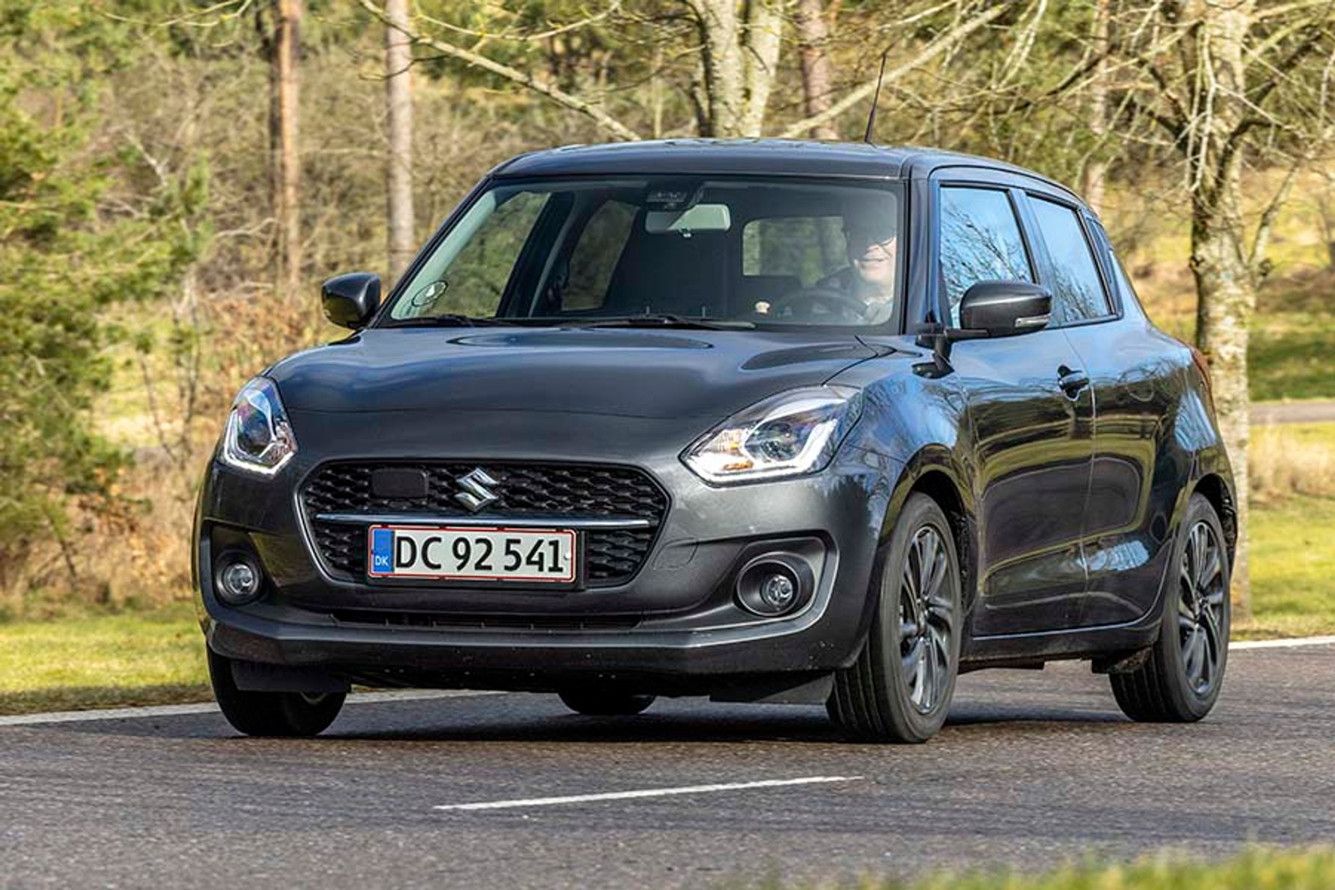Suzuki Swift er med en længde på blot 3,85 meter en af de mindste biler i miniklassen, men de lodrette sider og den ret opretstående forrude er med til at give en god rumfornemmelse i kabinen.