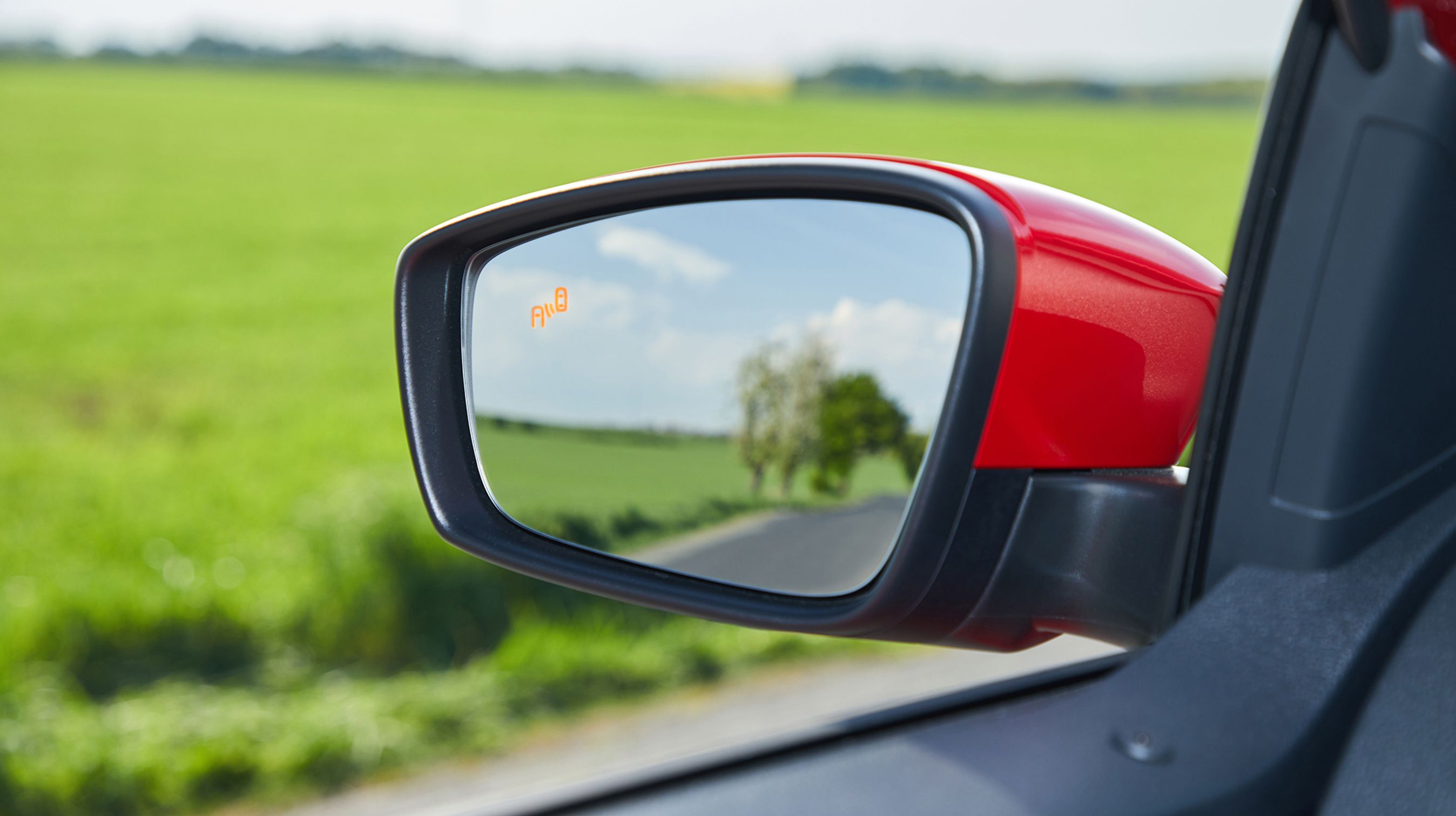 Alle udgaver har nødbremse som standard. Som noget nyt kan man tilkøbe sikkerhedsudstyr som bl.a. denne advarsel for biler i den blinde vinkel.