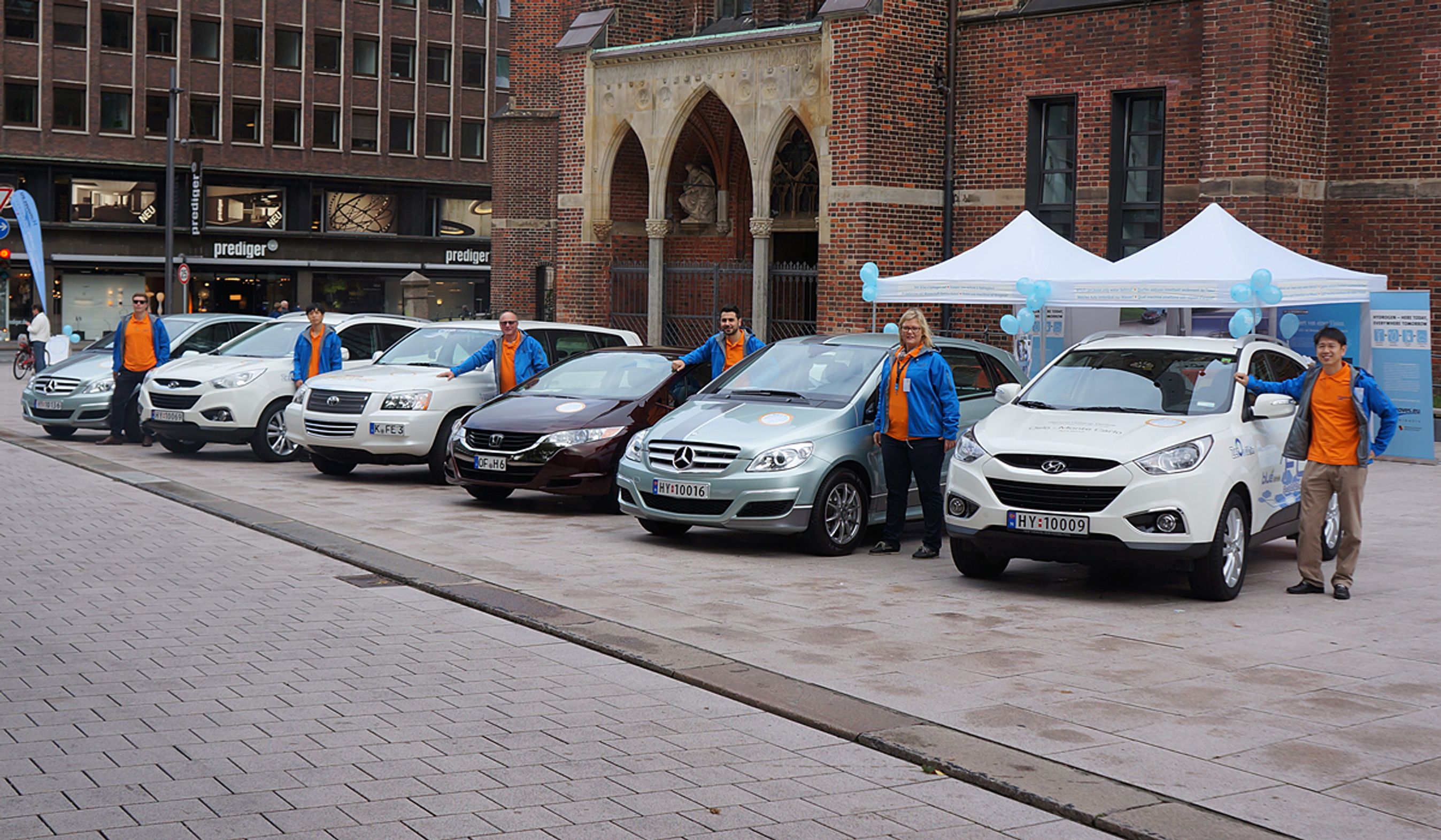 Syv brintbiler er på vej rundt på charmetur i Nordeuropa.