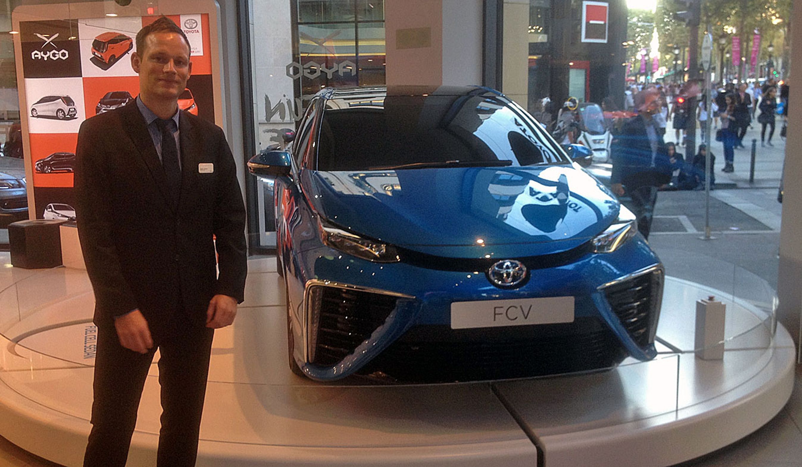 Anders Tystrup, Toyota Danmark ved den færdige udgave af FCV-brintbilen.