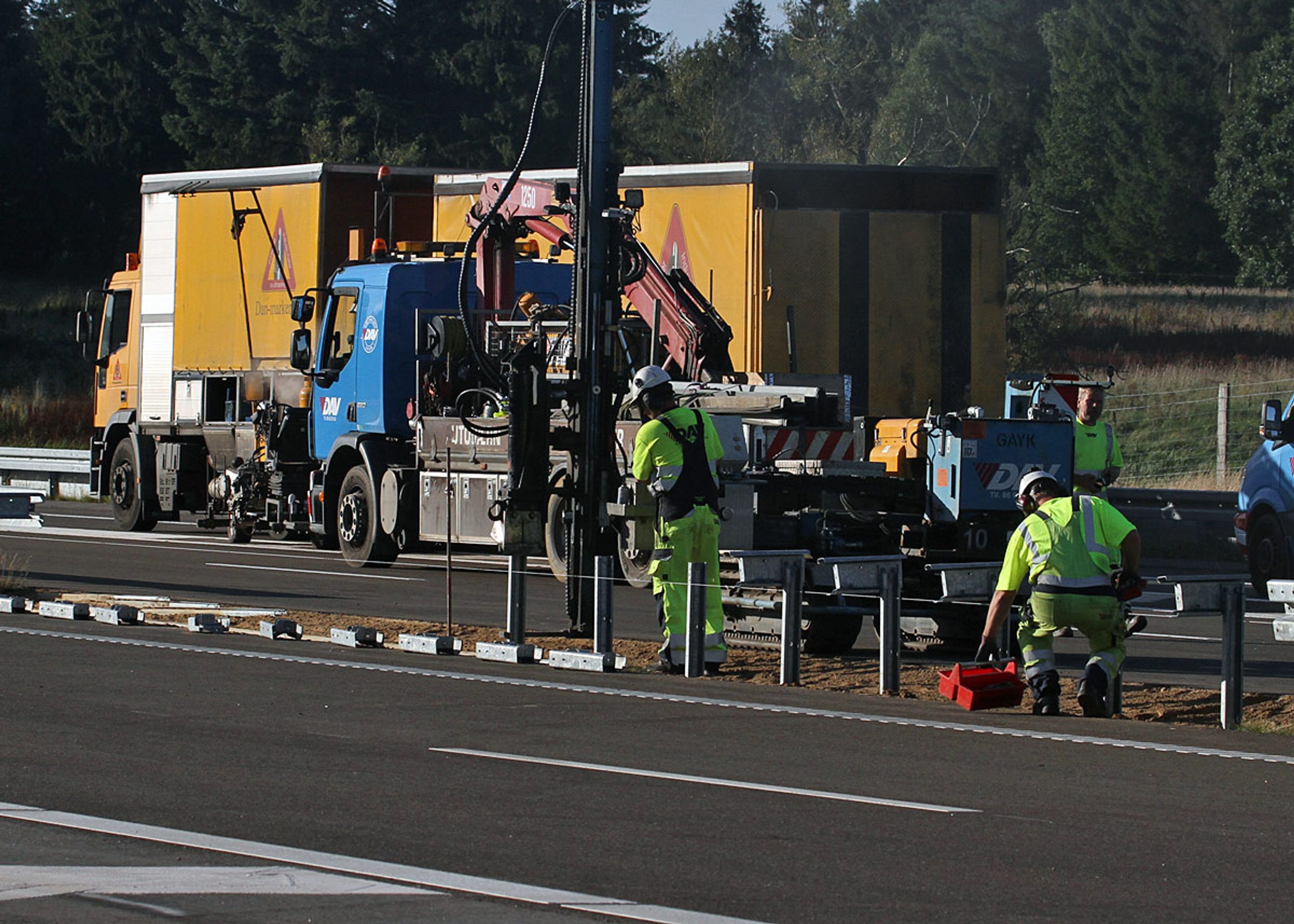 Entreprenørerne havde travlt på åbningsdagen med at få sat de sidste autoværn på plads. Men kl. 20.45 11. september kunne politiet slippe de første almindelige trafikanter ind på vejen.