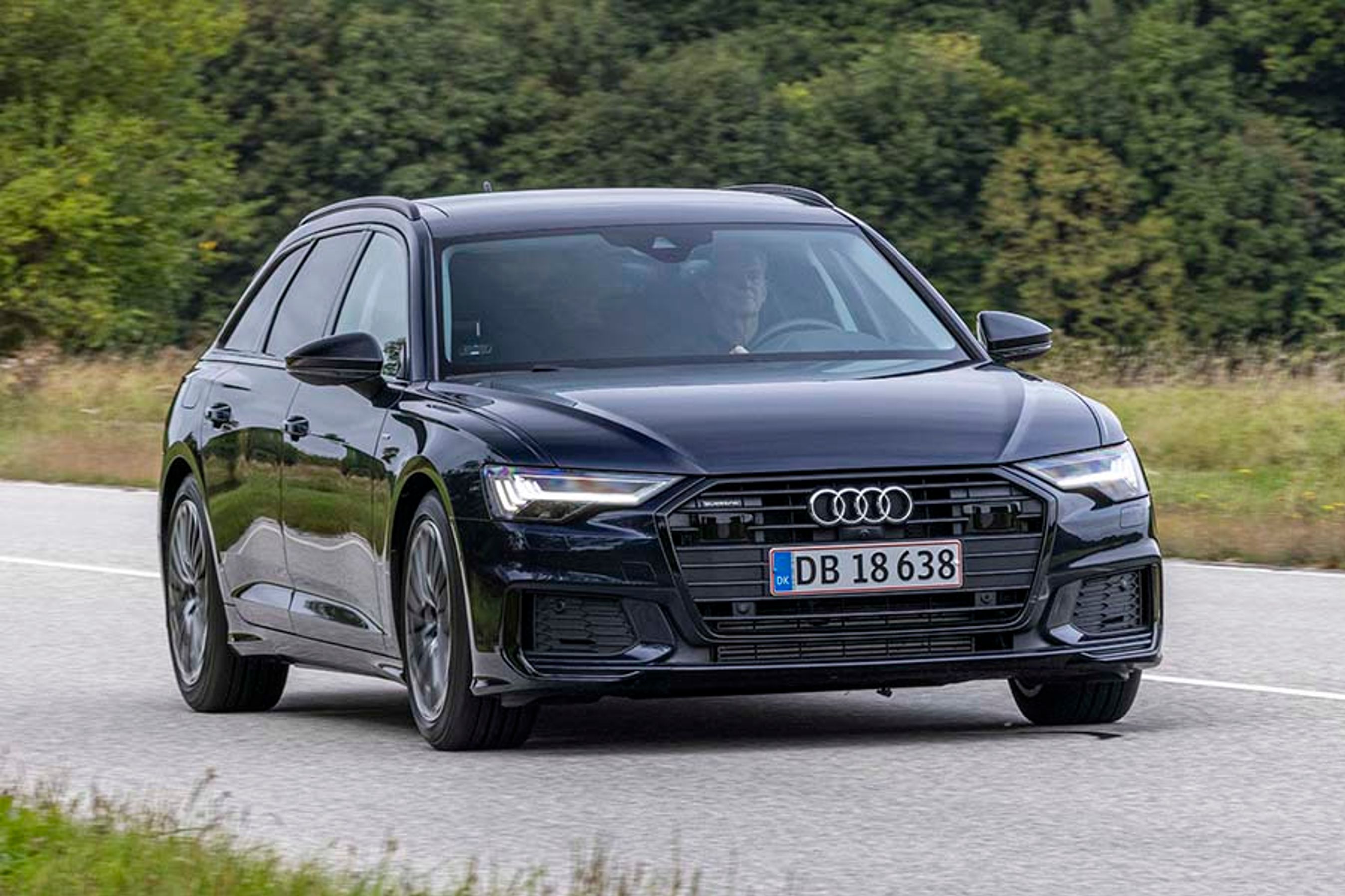 Afgiftsreglerne tilgodeser plugin-hybrider, og derfor er udstyrsniveauet pænt højt på A6. Blandt andet med sportslige designdetaljer. 