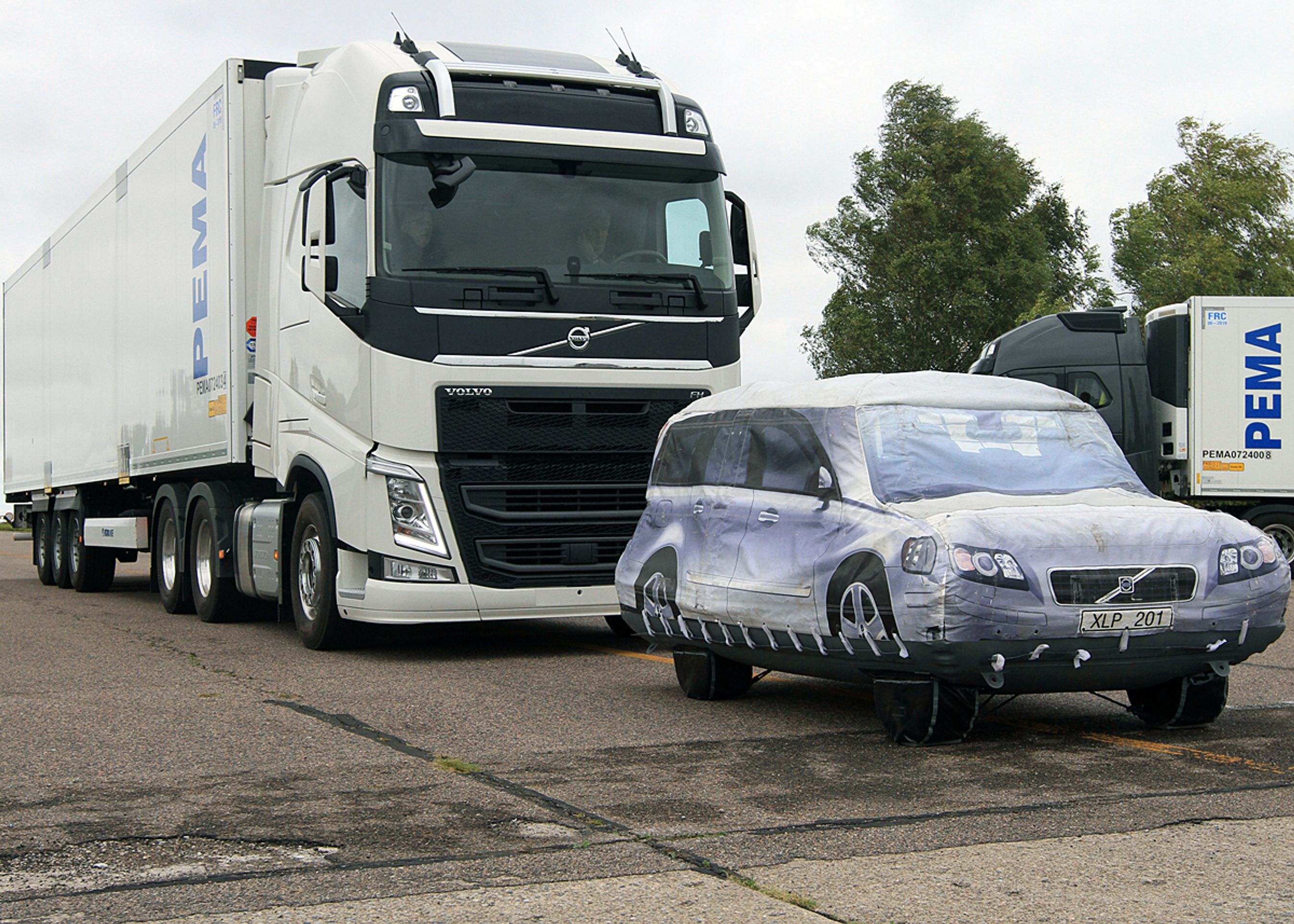 Ved en demonstration på den tidligere militærlufthavn Værløse klarede den fuldt lastede Volvo-lastbil her at stoppe fuldautomatisk inden ballon-bilen blev ramt. Fotos: Torben Arent
