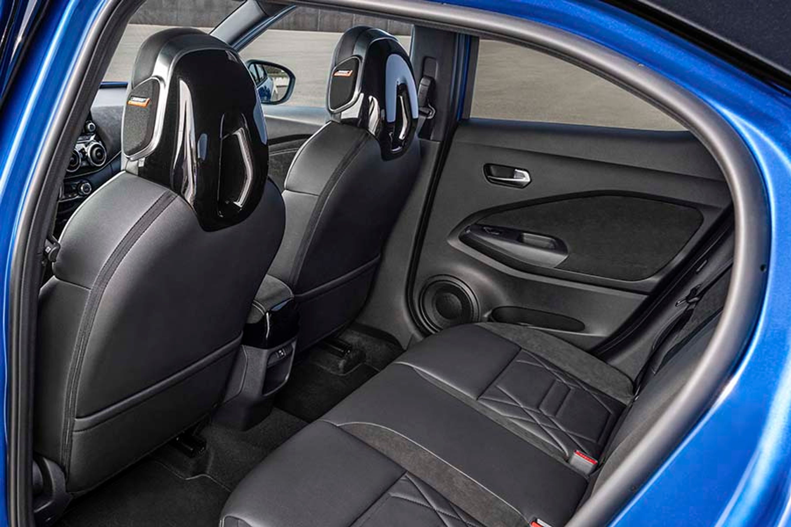 Bagsædet imponerer ikke med sin plads, og vi savner friskluftdyser. Udsynet til siderne er begrænset af de små ruder, og fremad generer de ret store hovedstøtter.