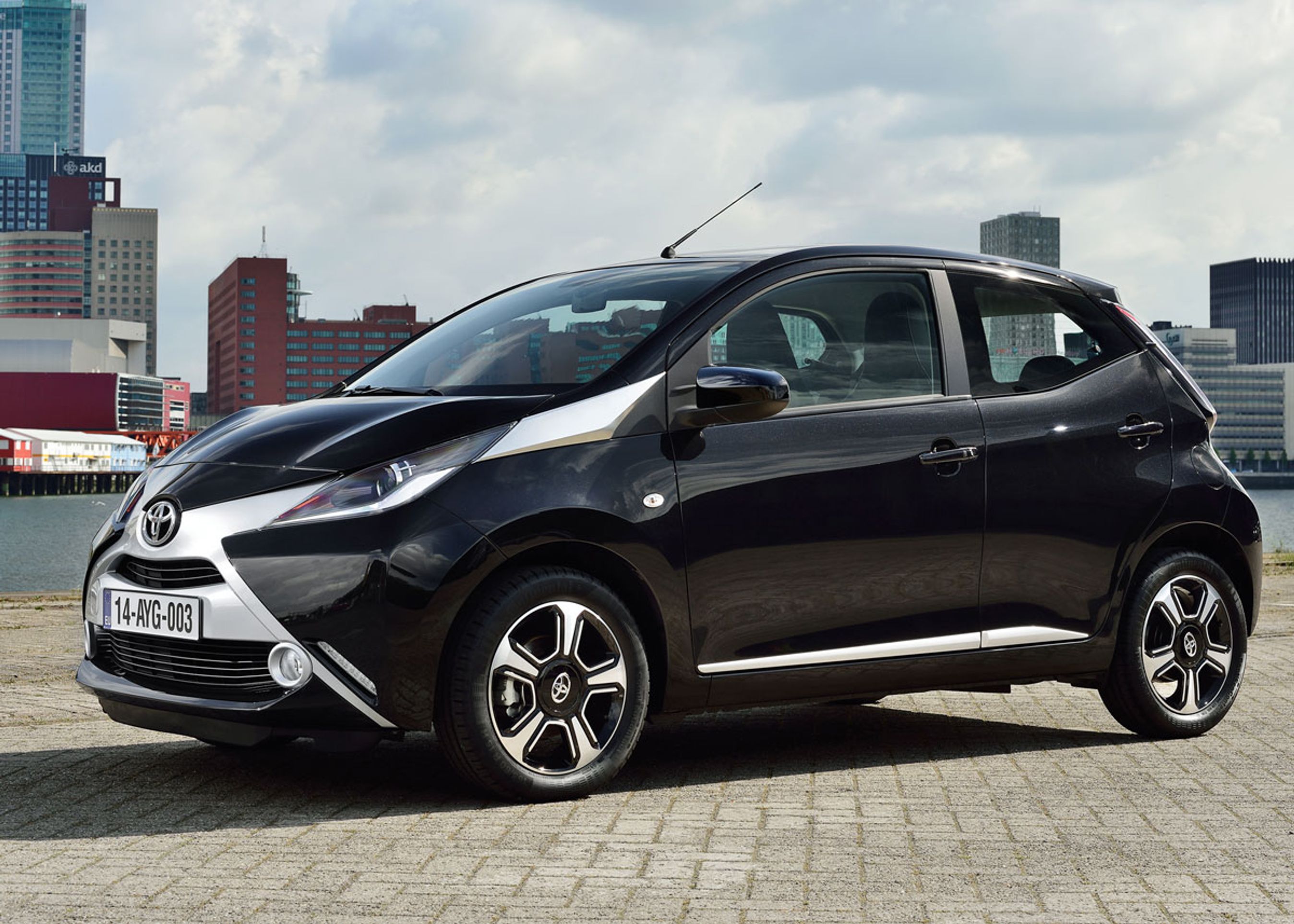 Aygo kan sammensættes, så den får et ret maskulint udtryk, f.eks. som denne sorte x-clusiv-version.