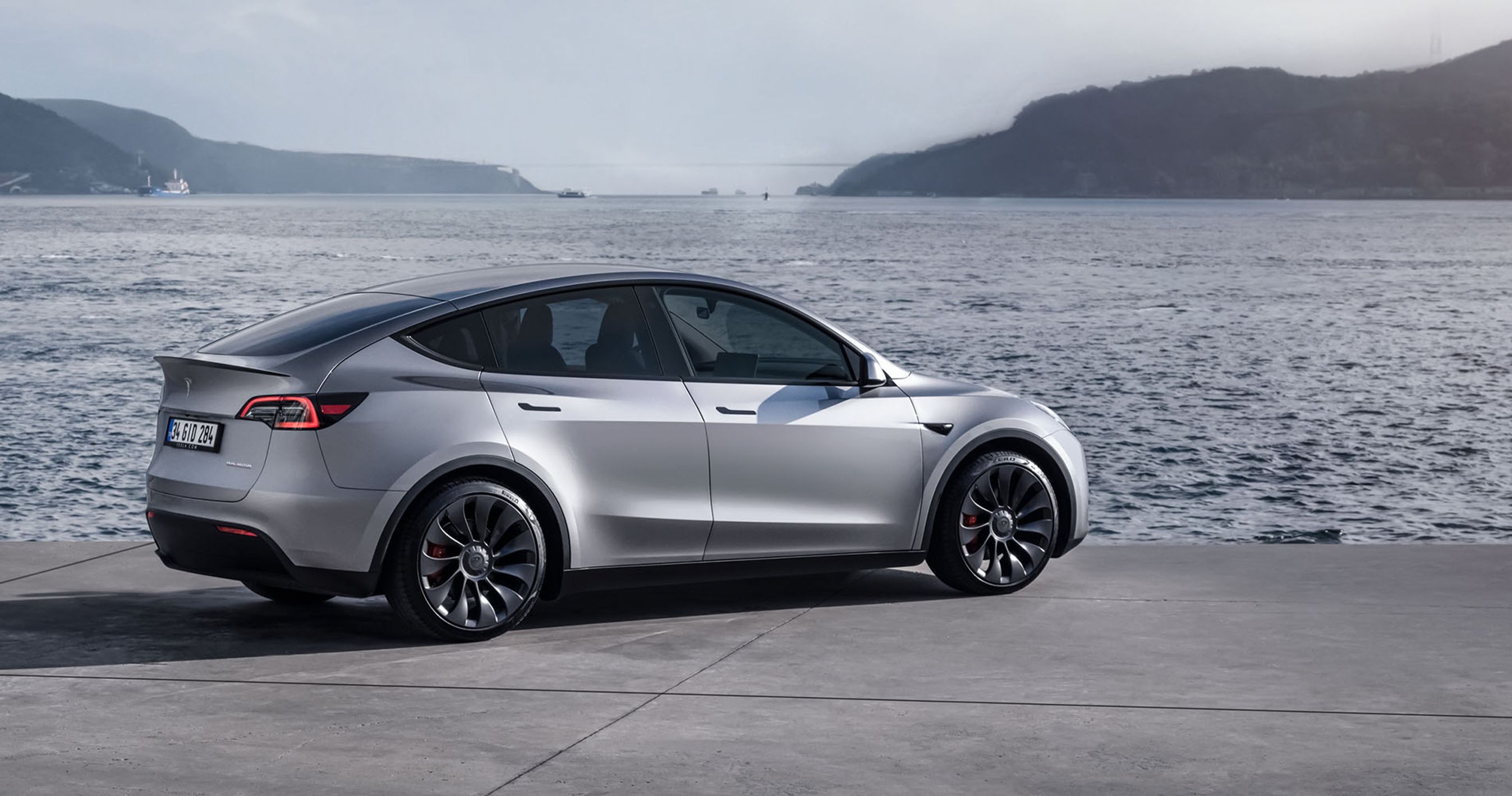 Tesla Model Y holder ved en sø.