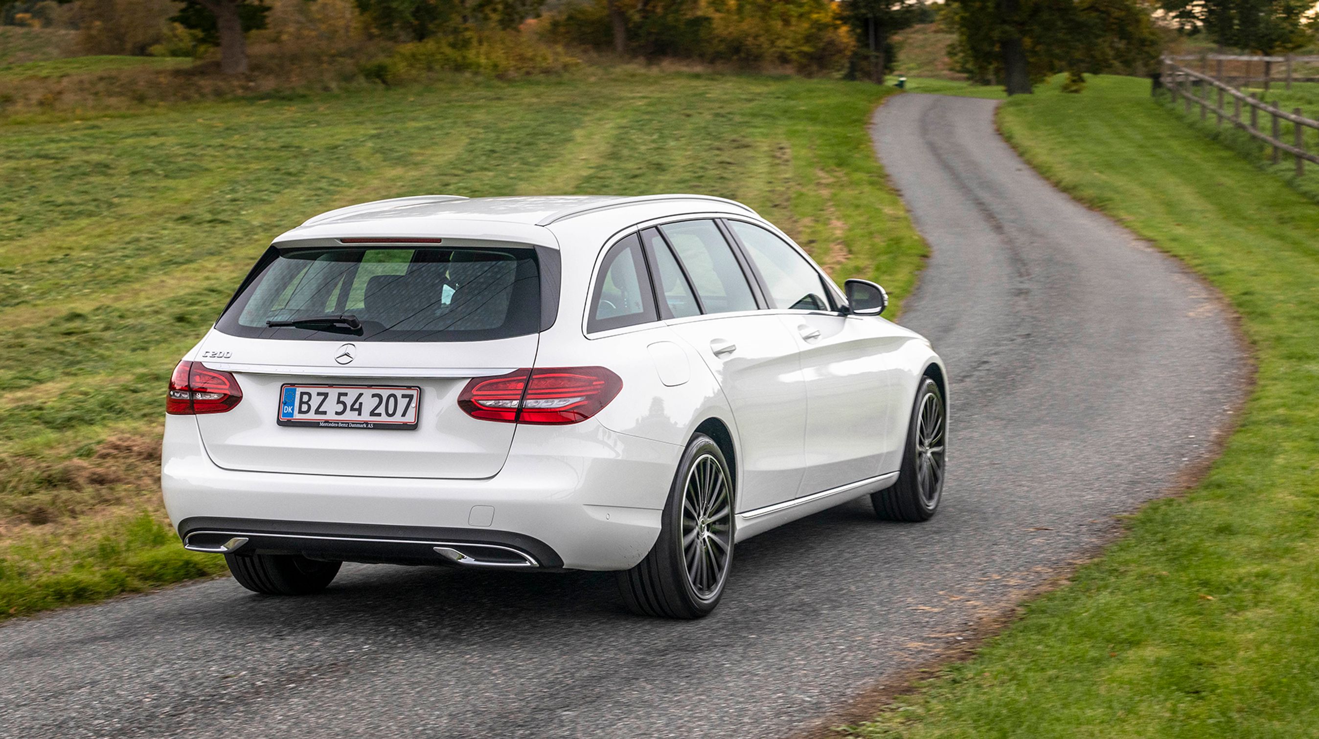 Du kan få C-klassen som sedan eller stationcar. Det koster 20.000 kr. at vælge den mere rummelige stationcar, der blandt andet har elektrisk bagklap.