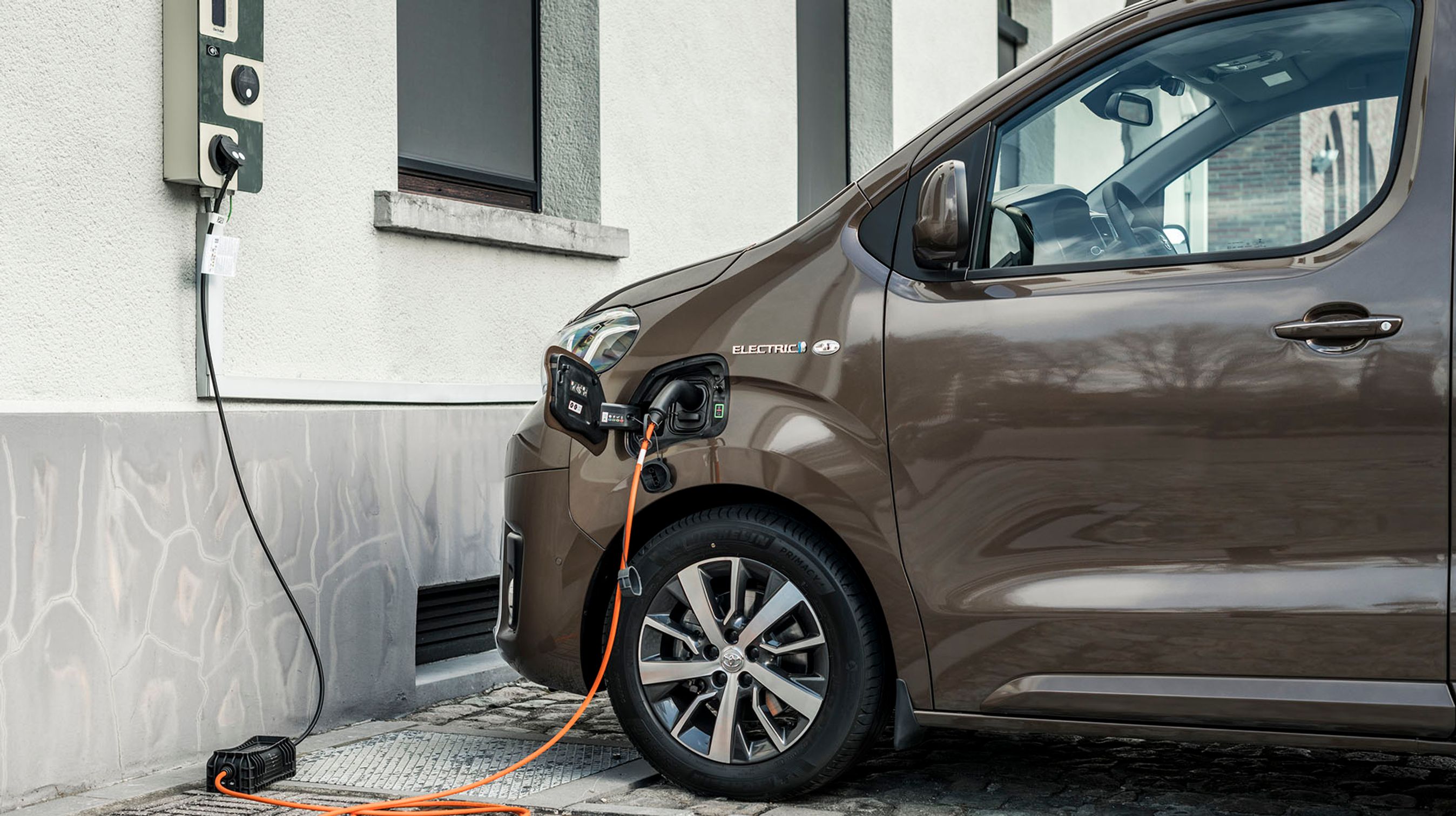 Toyota Proace Electric kan lades med tre faser og 11 kW. Det giver en ladetid på hhv. ca. fem og ca. syv timer i de to udgaver med hhv. 50 og 75 kWh.