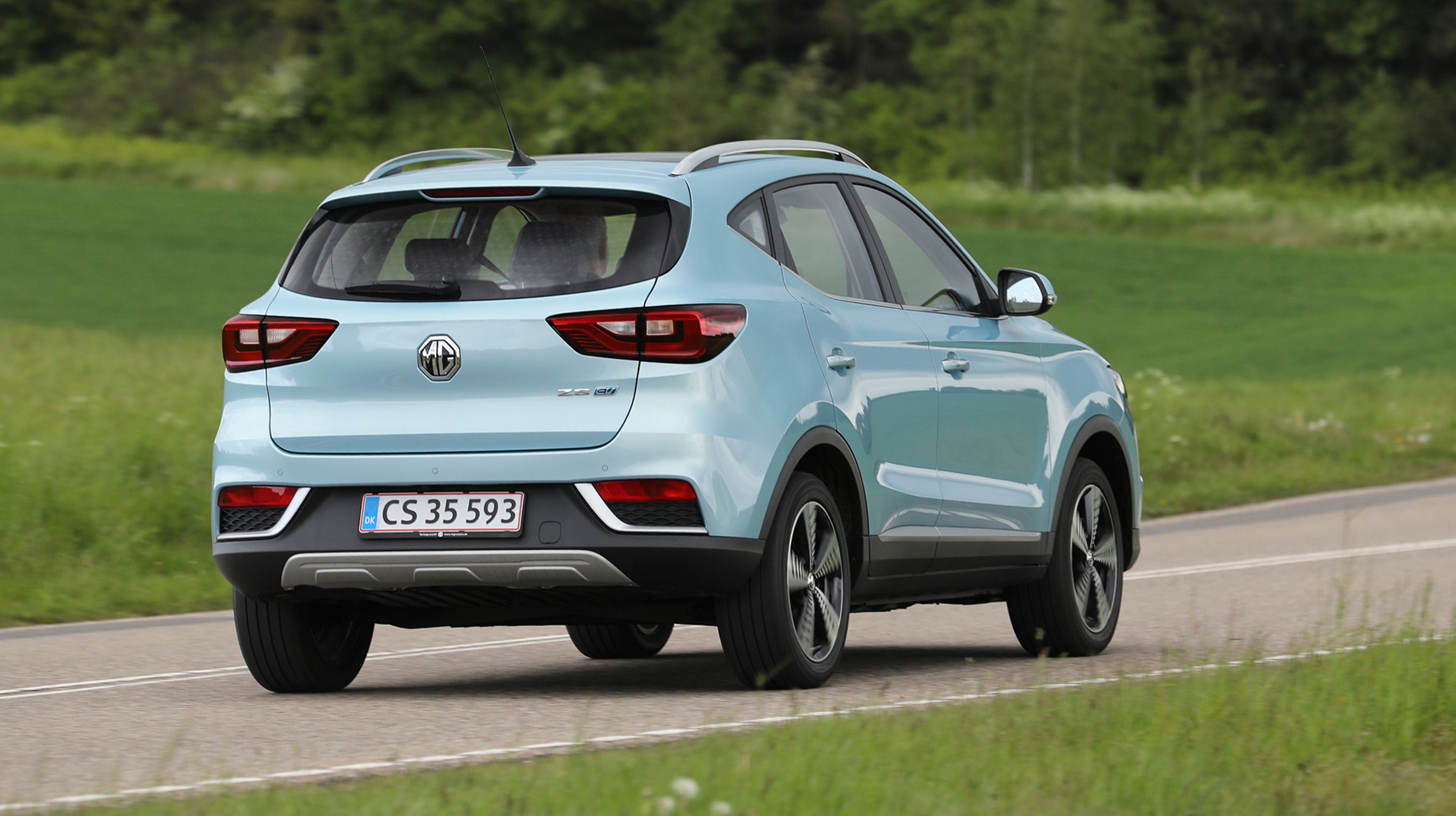 Det store MG-logo fylder godt bagklappen. Fabrikken har ikke meget med det gamle britiske MG at gøre, og bilen produceres nu helt og holdent i Kina.