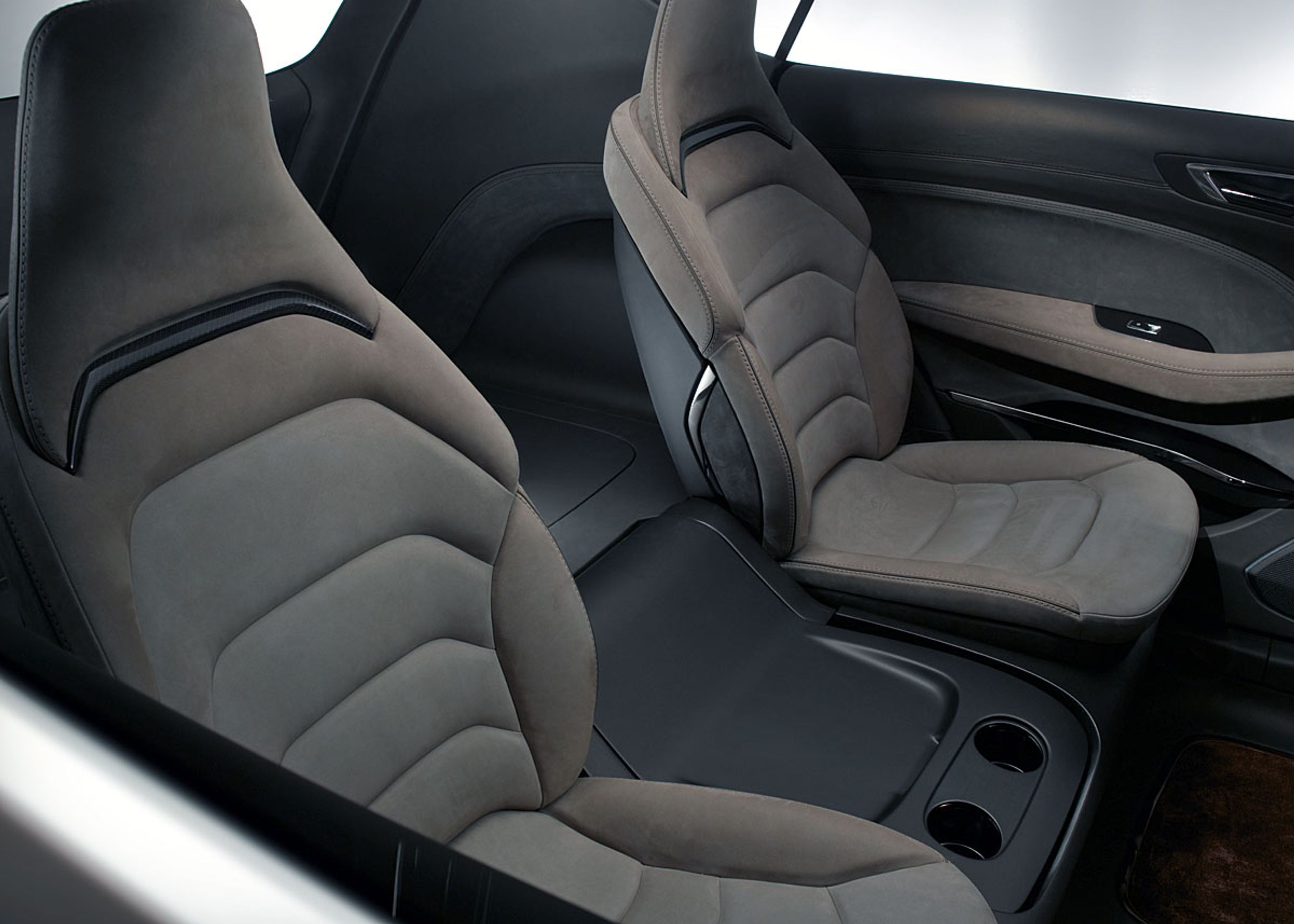 Der er- som hidtil - individuelle sæder på andne række. Bemærk, hvordan midtersædet her er klappet helt ned i gulvet, så man kan træde hen over det for at komme om til tredje række.