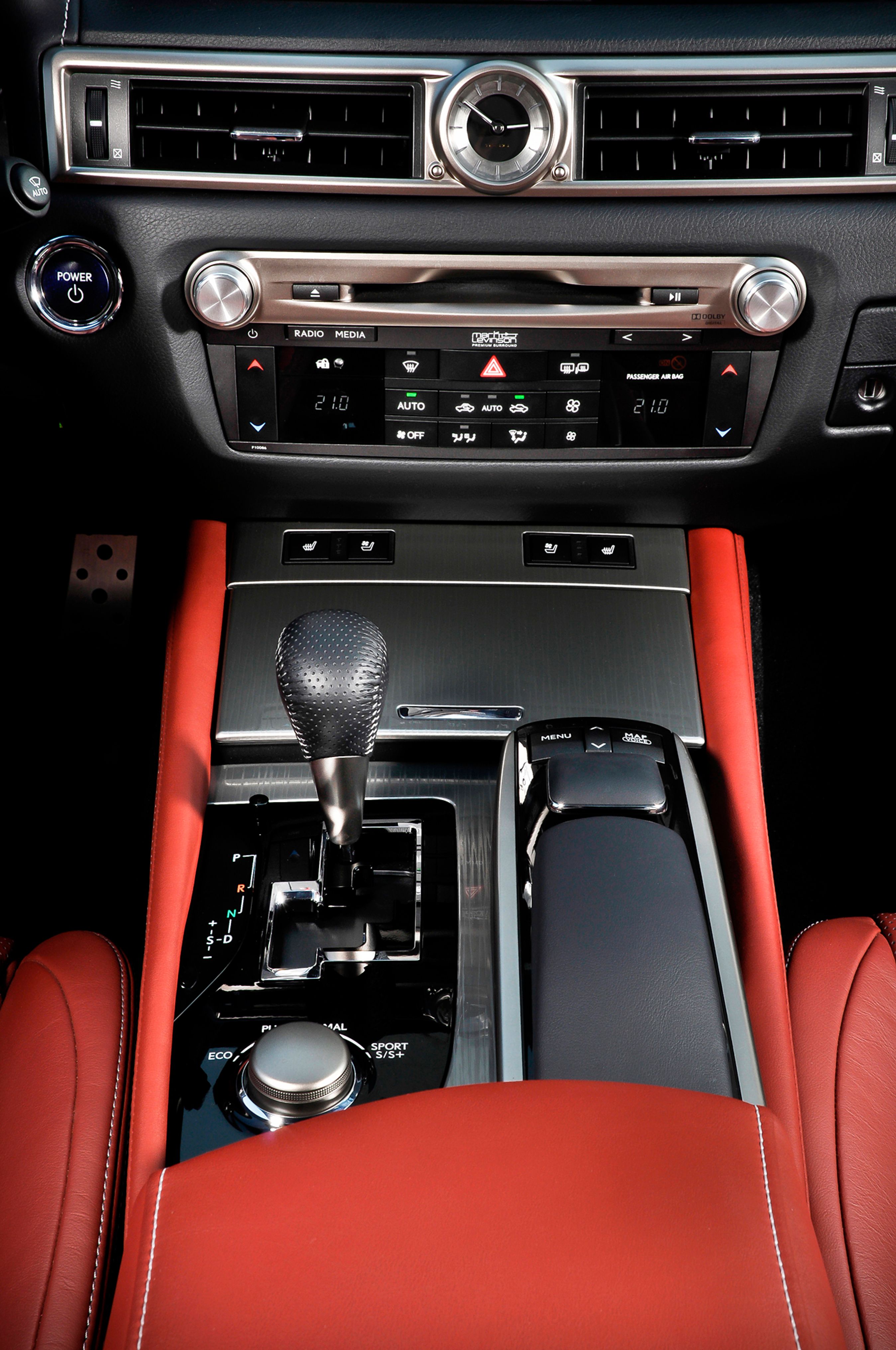 Topudgaven er udstyret med et helt vildt Mark Levinson musikanlæg med 17 højttalere og 835 Watt.