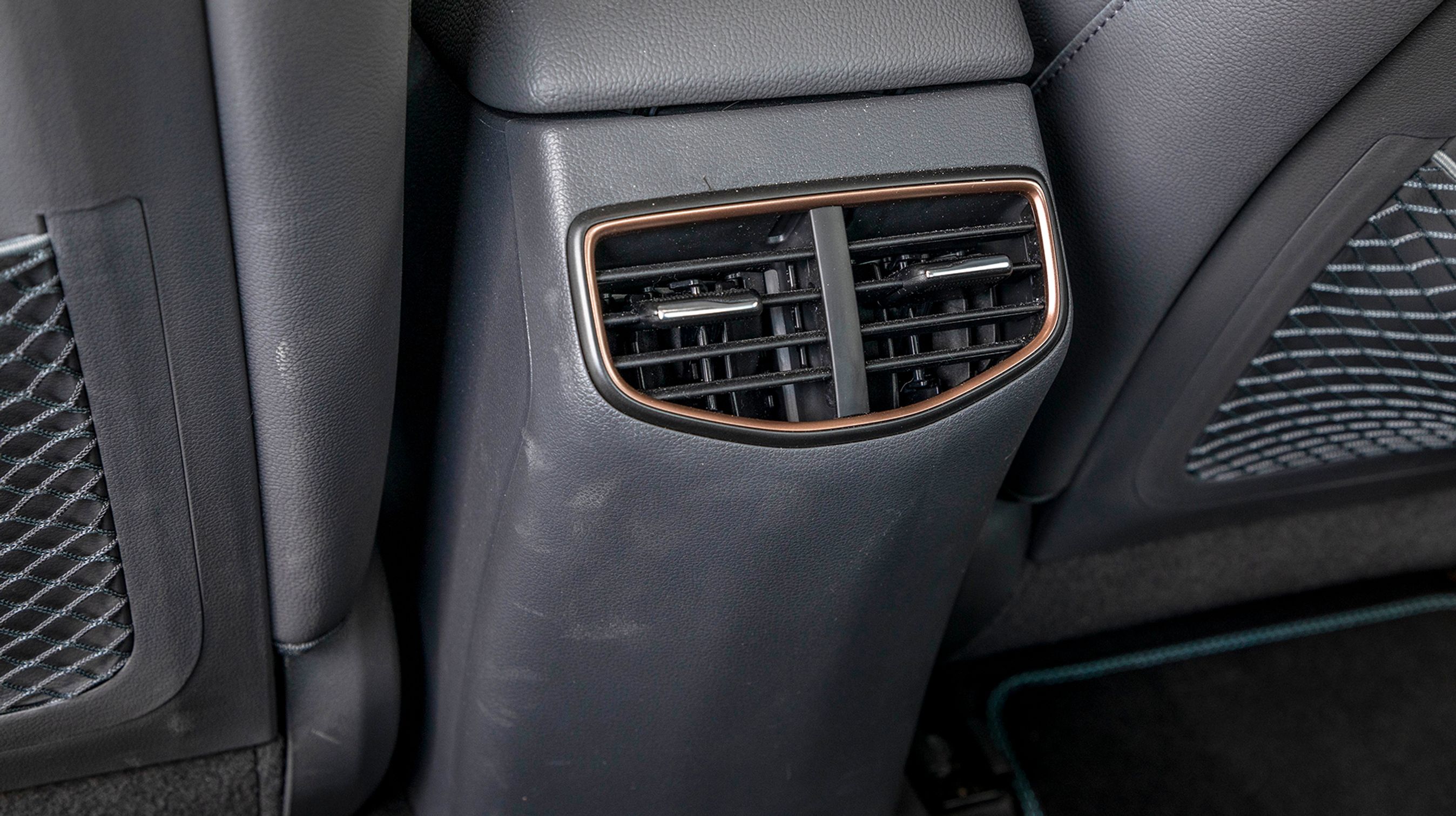 Der er friskluftdyser til bagsædets passagerer. Det er en god ting i hverdagen.