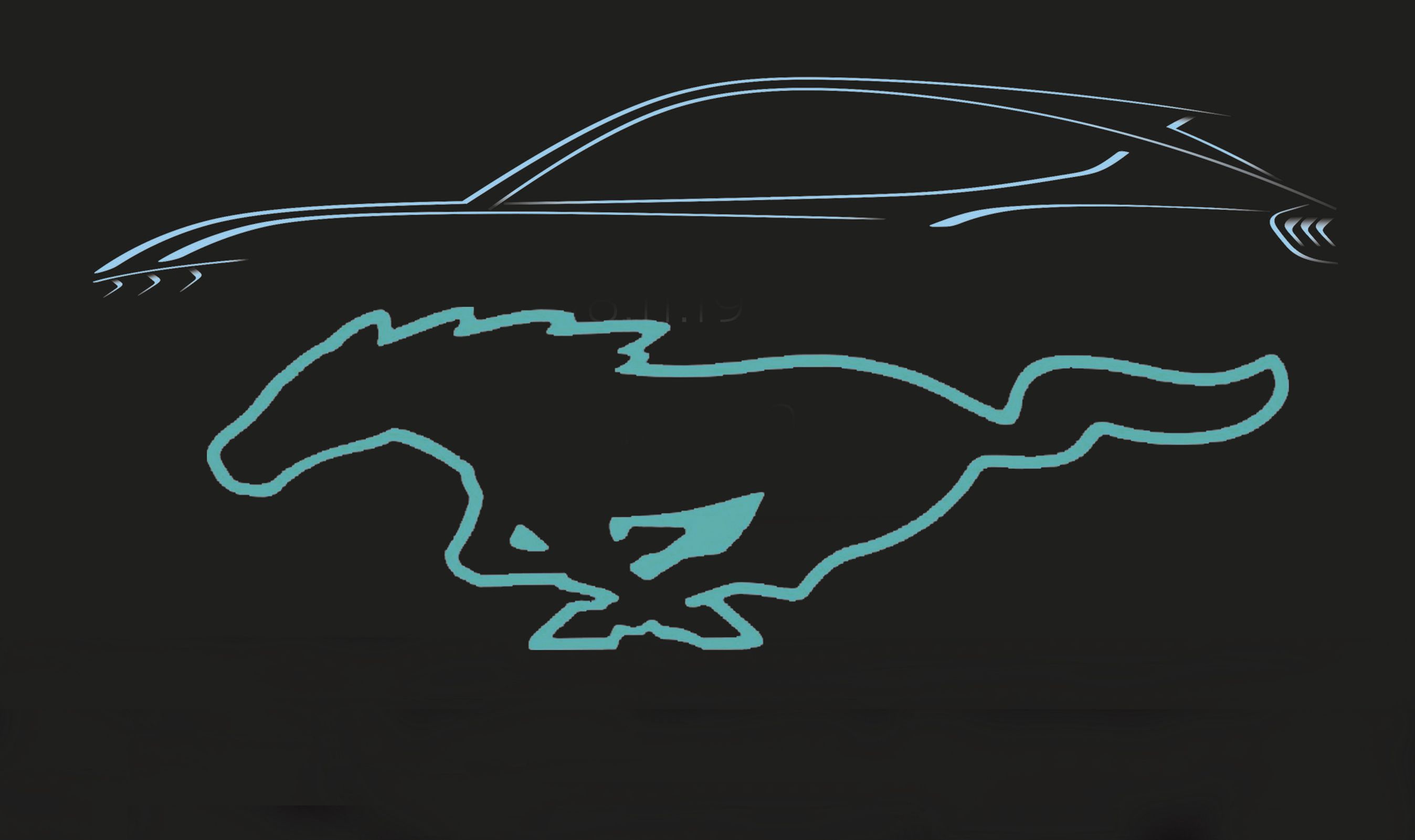 Logoet for Fords Mustang-elbil - og selve bilen i profil.