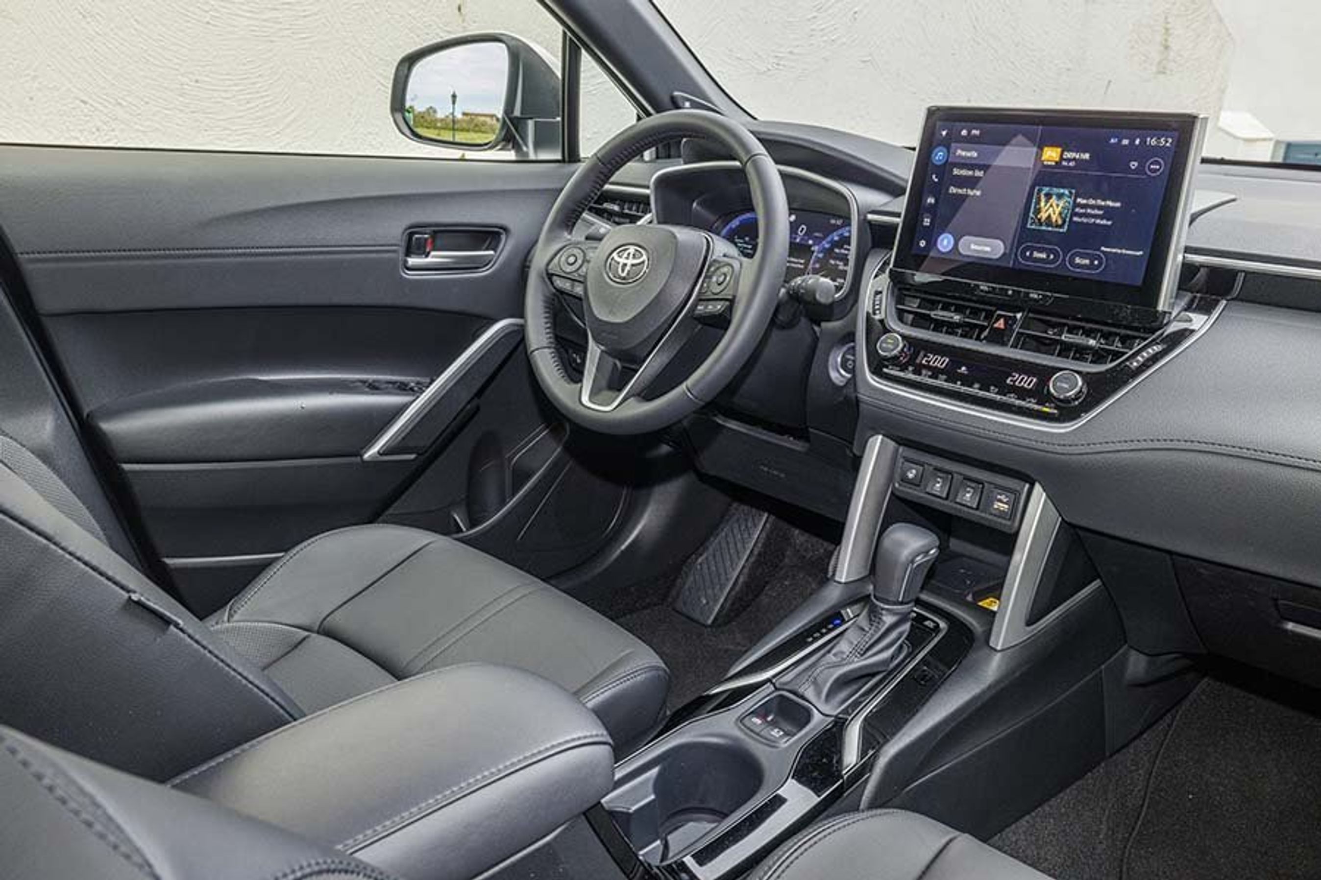 Førerpladsen er i klassisk Toyota-stil.