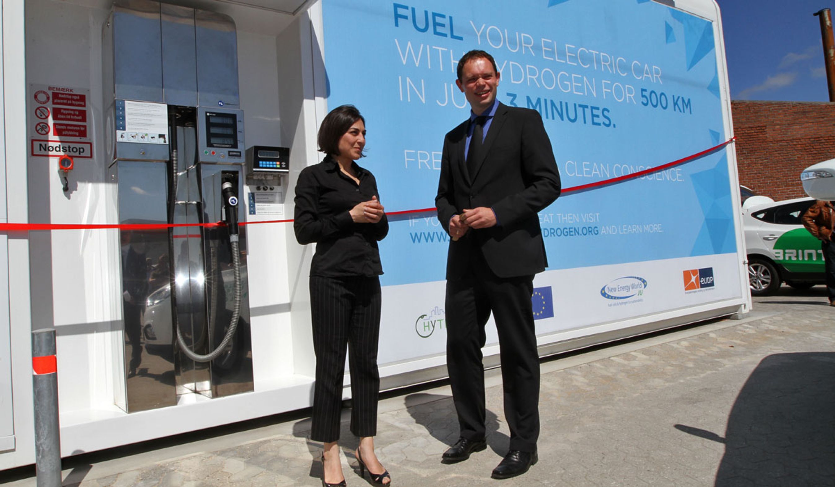 Brintstationen blev indviet 3. juni af teknik- og miljøborgmesteren. Direktøren for leverandøren, H2Logic, ser til.