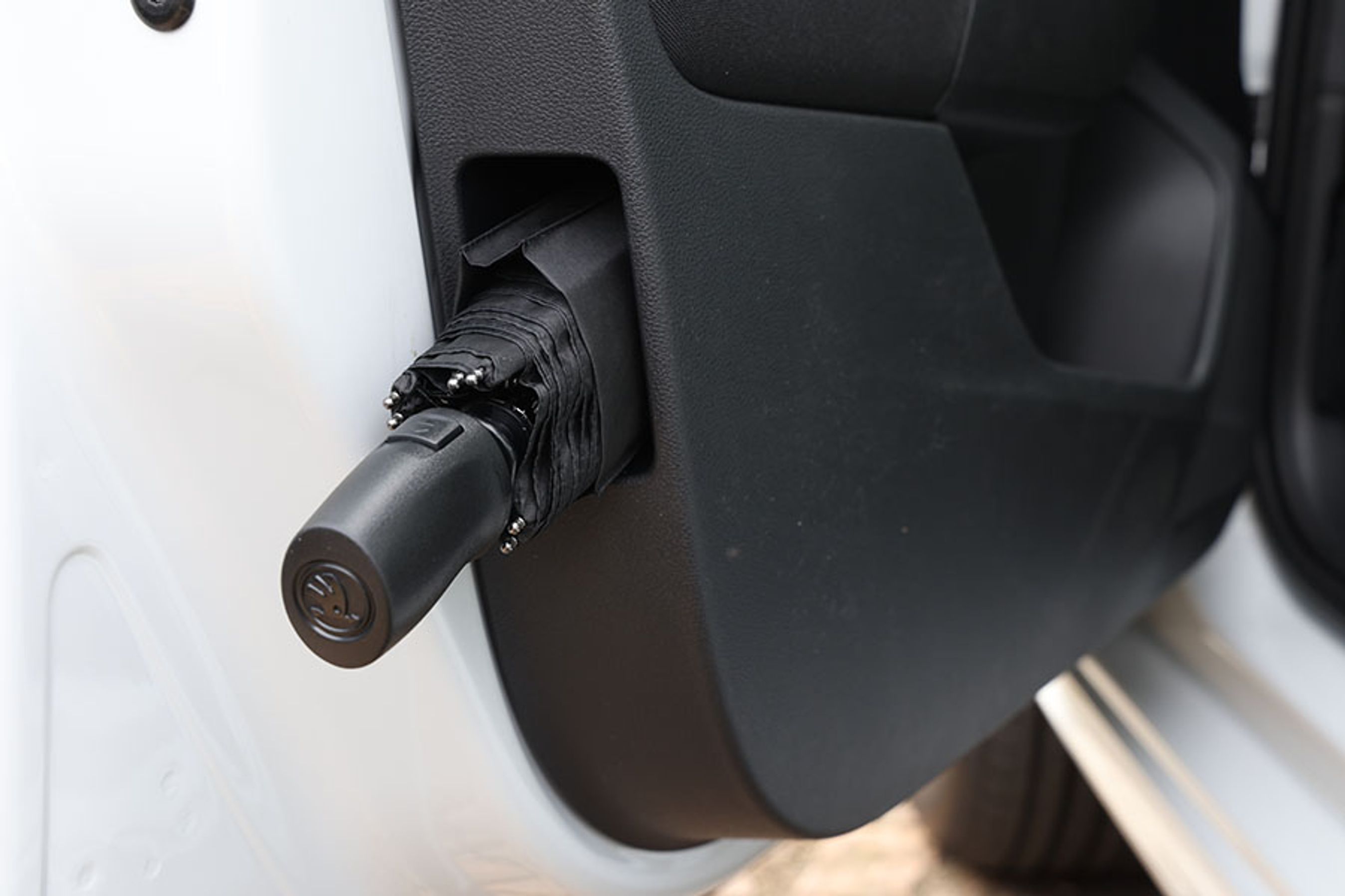 På vanlig Skoda-vis er der gemt en paraply i døren. Det er smart, og selve døren har dræn-huller, så vandet kan ledes ud af holderen.