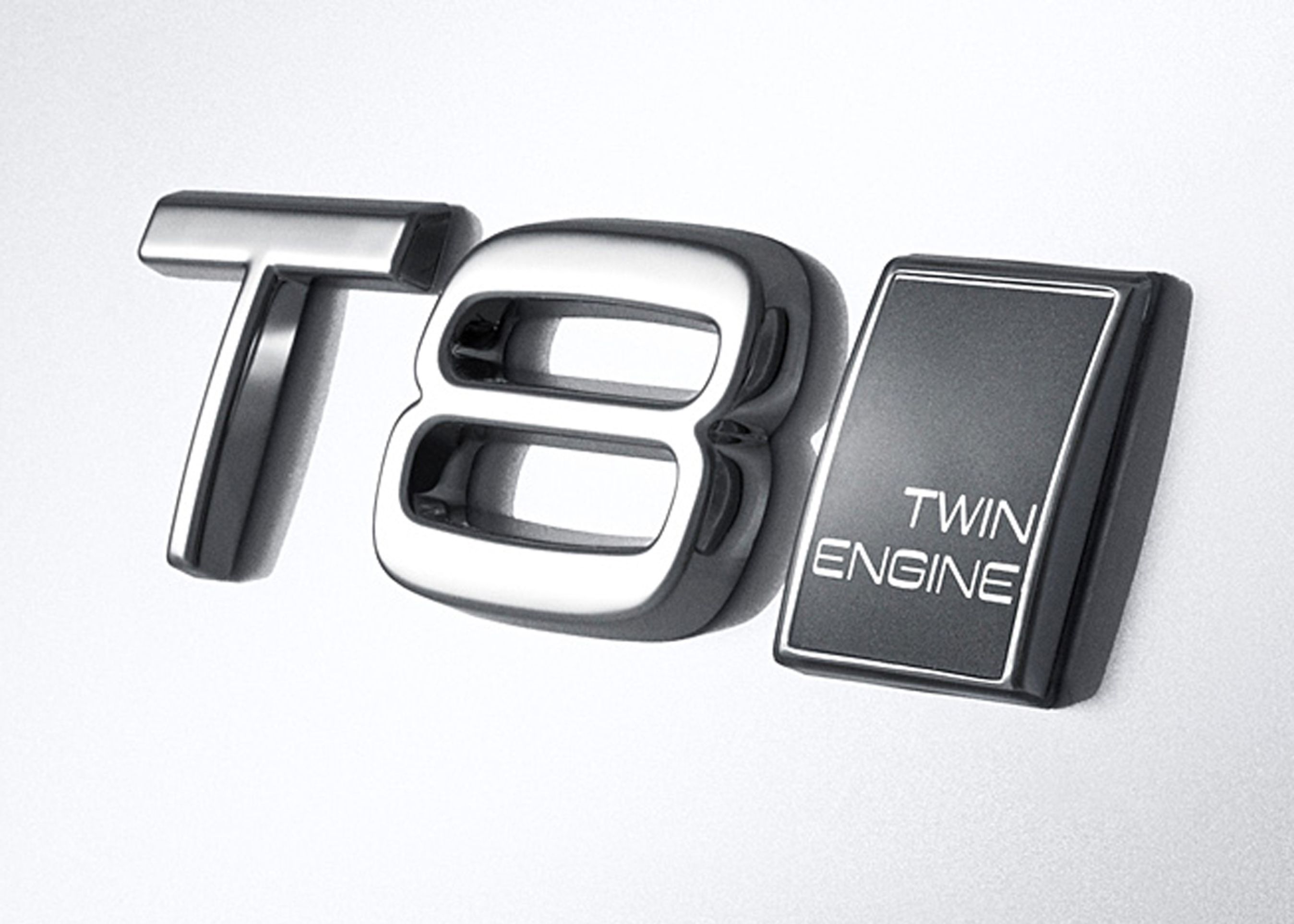 Ny modelbetegnelse hos Volvo: T8. Her dækker det over en samlet ydelse på 400 hestekræfter. Twin Engine refererer til. at bilen både har benzin- og elmotor.