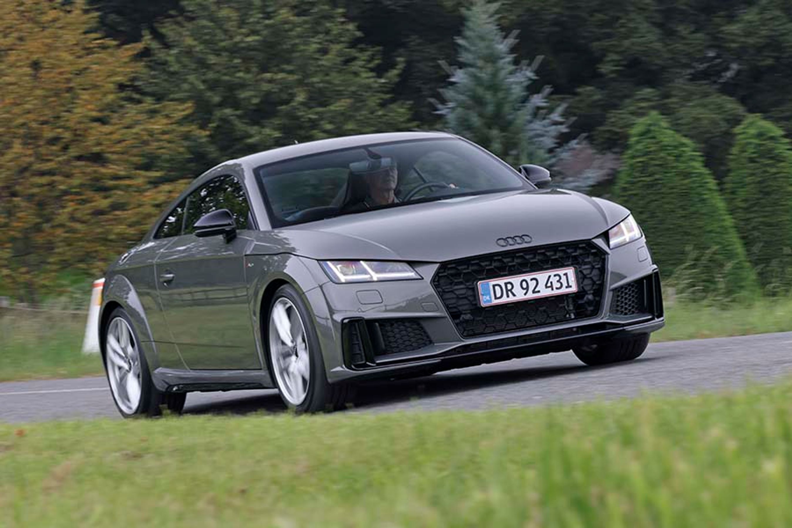 TT debuterede som Coupé, men blev også solgt i en åben variant. Men det er denne lukkede udgave, der har det mest karakteristiske design.