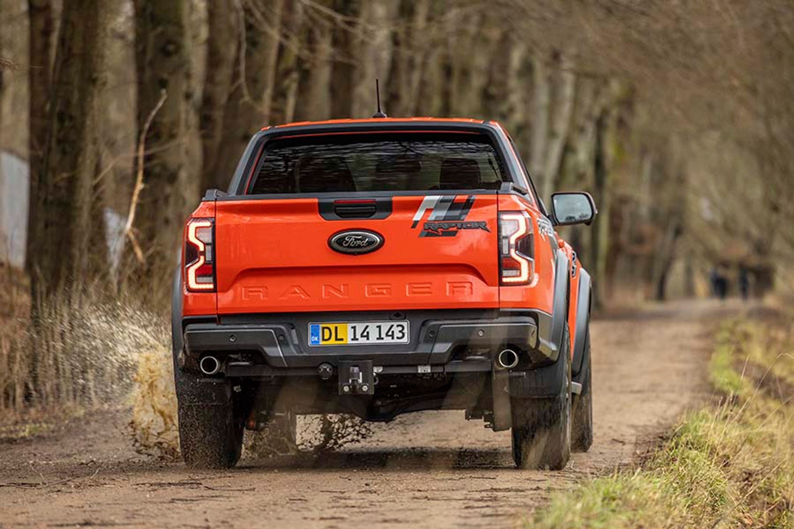 Ford Ranger Raptor set bagfra, mens den kører på en skovvej