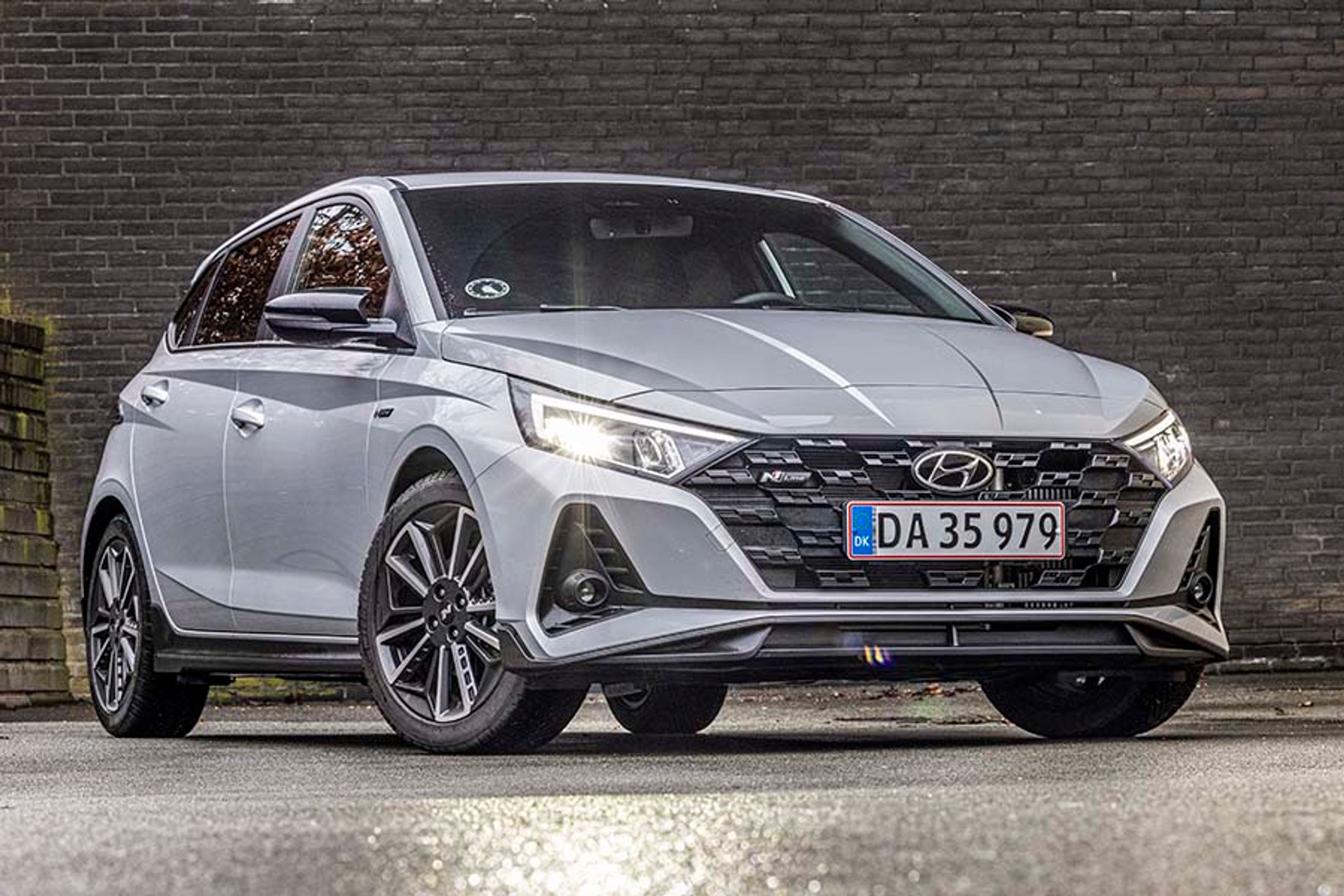 Et lille glimt i LED-forlygterne og N Line-logoet i den lidt mere potent formede kølergrill viser, at det er sportsversionen.