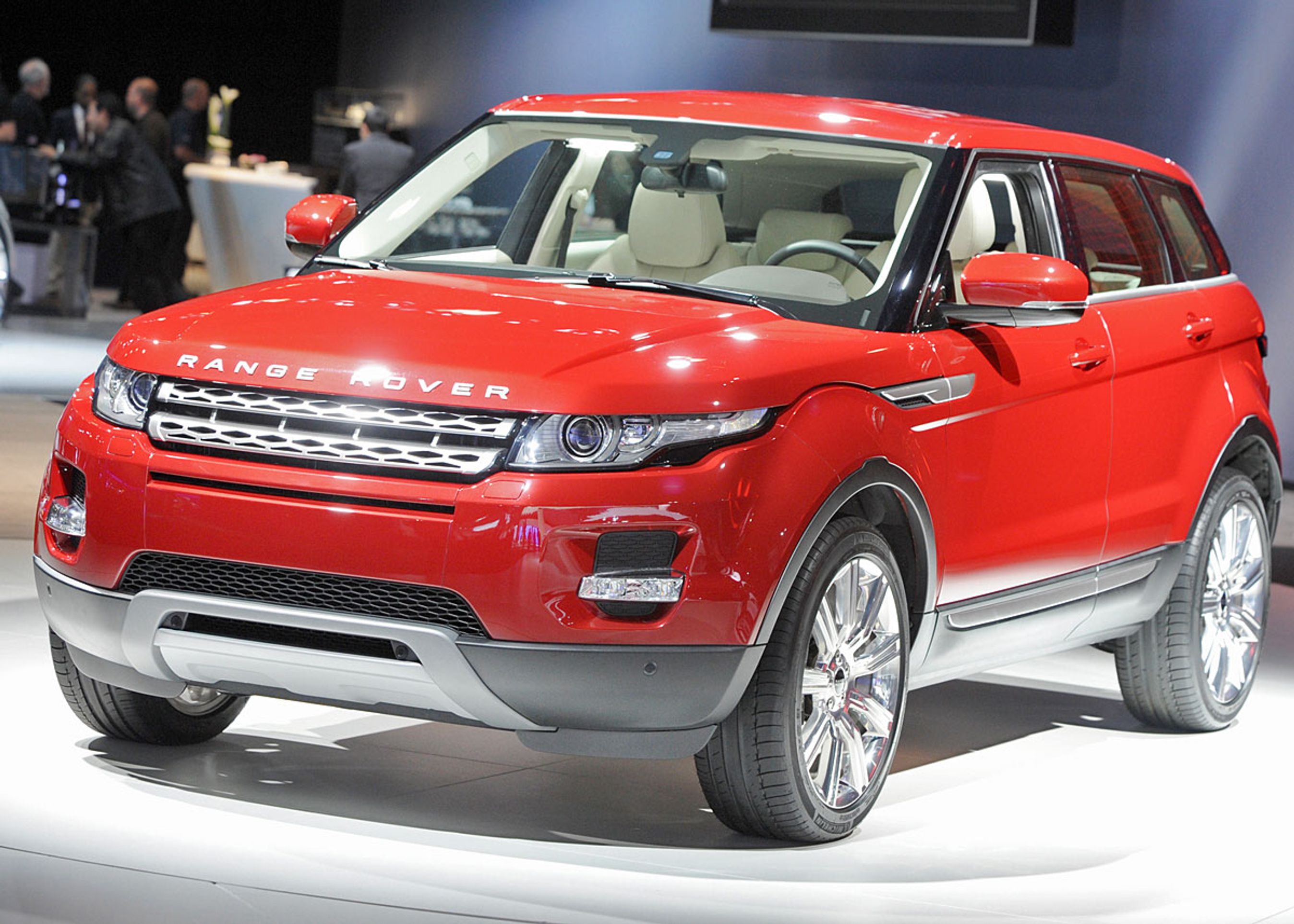 Range Rover Evoque er lidt højere end den tredørs, og det giver bedre plads ved bagsædet.