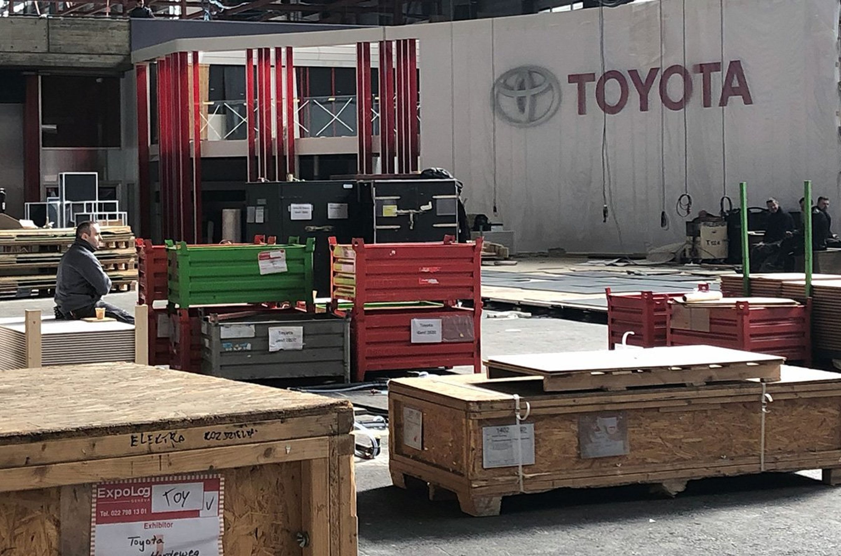 Udstillingshal med trækasser.