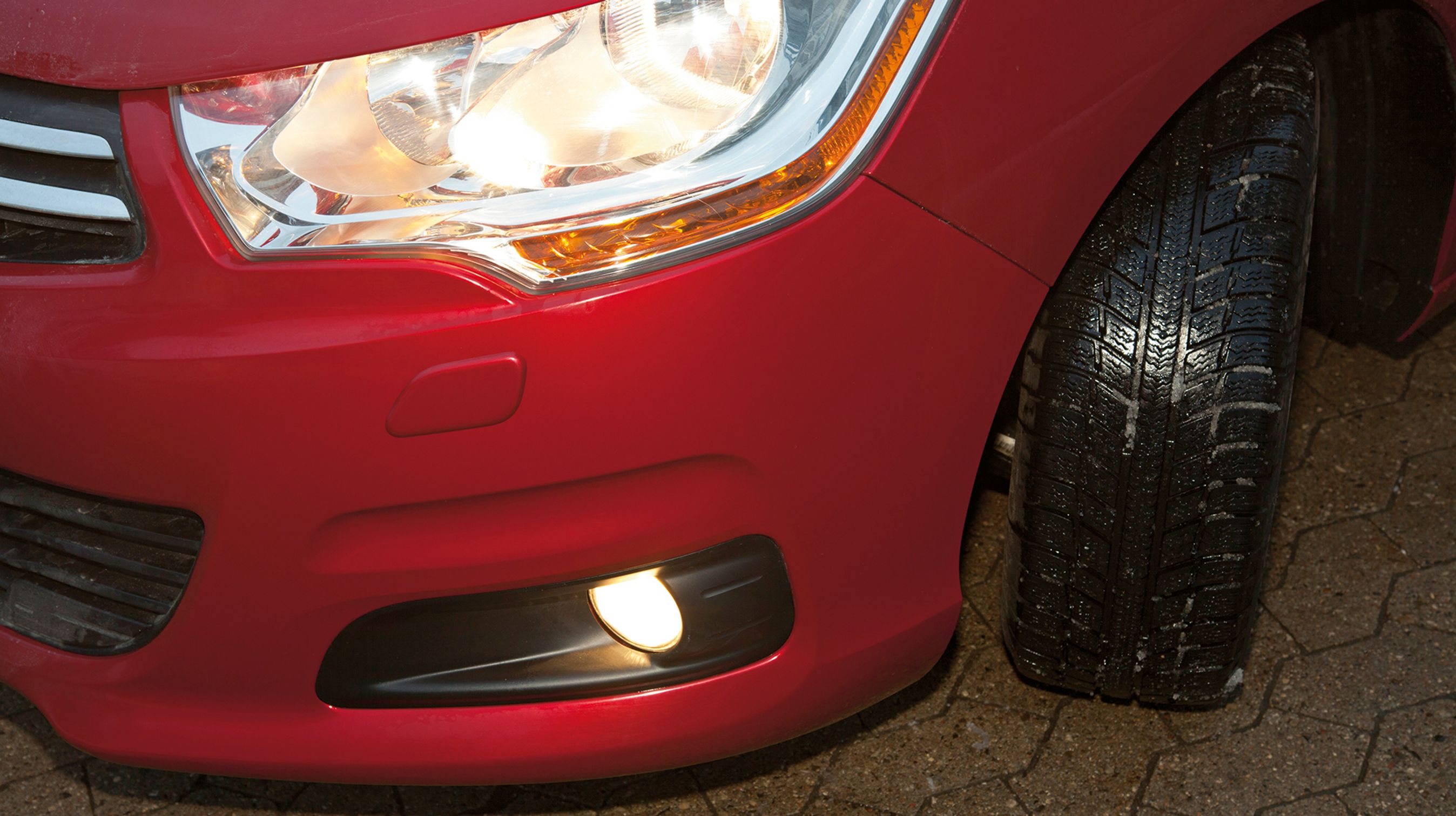 Tågeforlygter er standard og indeholder en lampe, der lyser om hjørnet, når man blinker eller drejer.