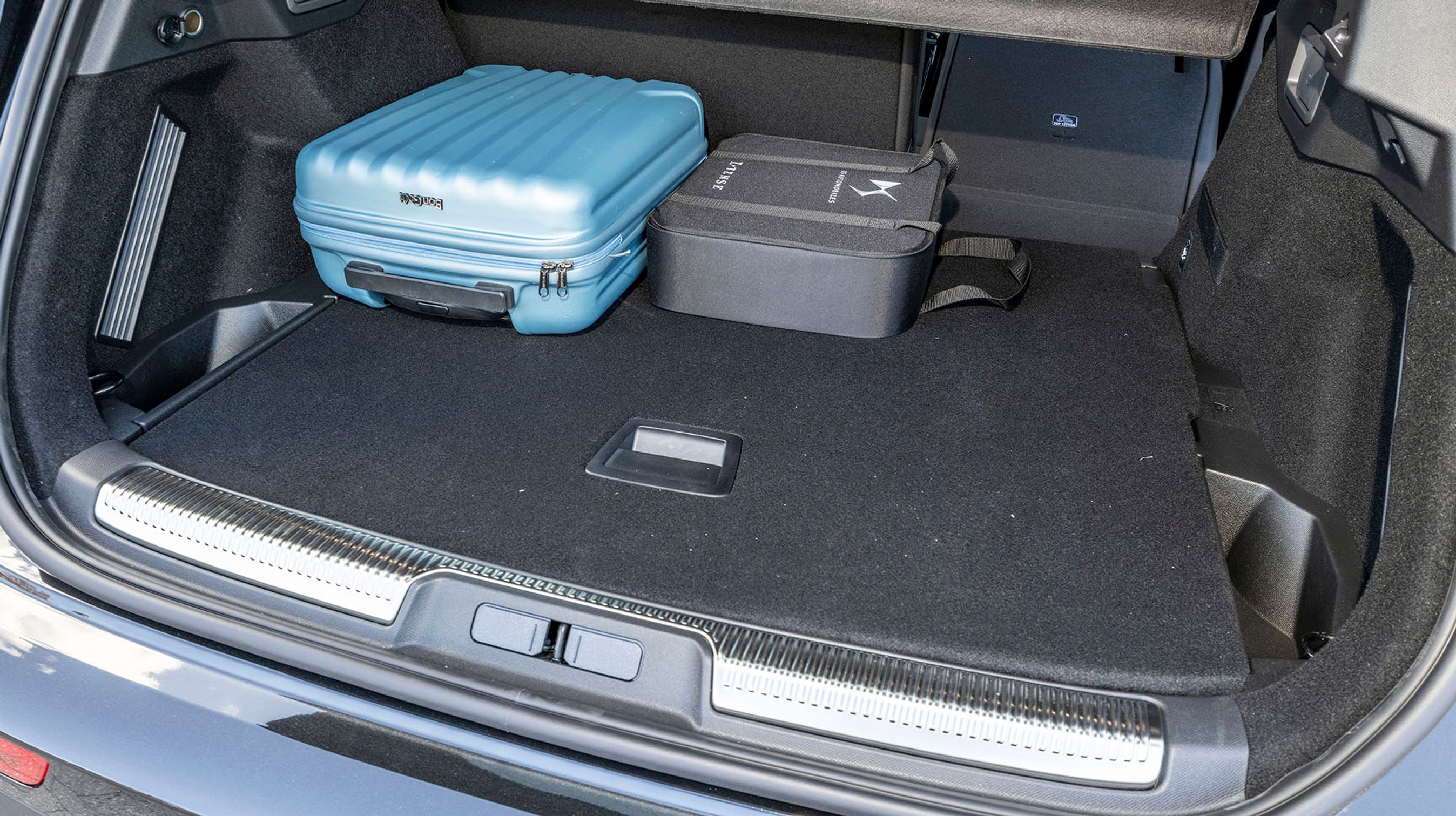 Bagagerummet er rummeligt, og under gulvet er der en kælder med plads til kabler og lignende.