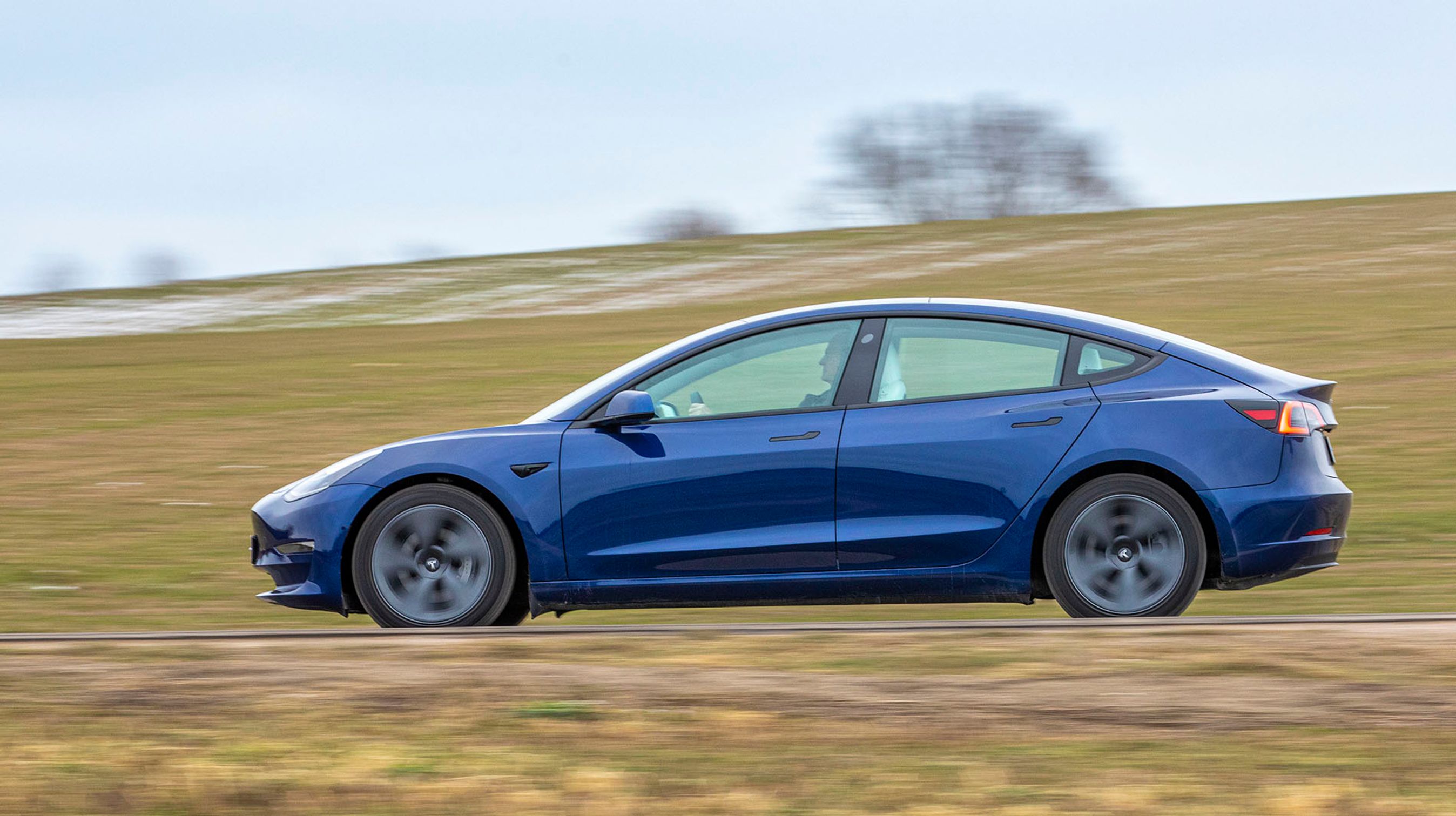 Det er ikke de store synlige ændringer der er kommet som en del af faceliftet af Tesla Model 3. Nyt er sorte vindueslister og dørhåndtag foruden et nyt design af fælgene.