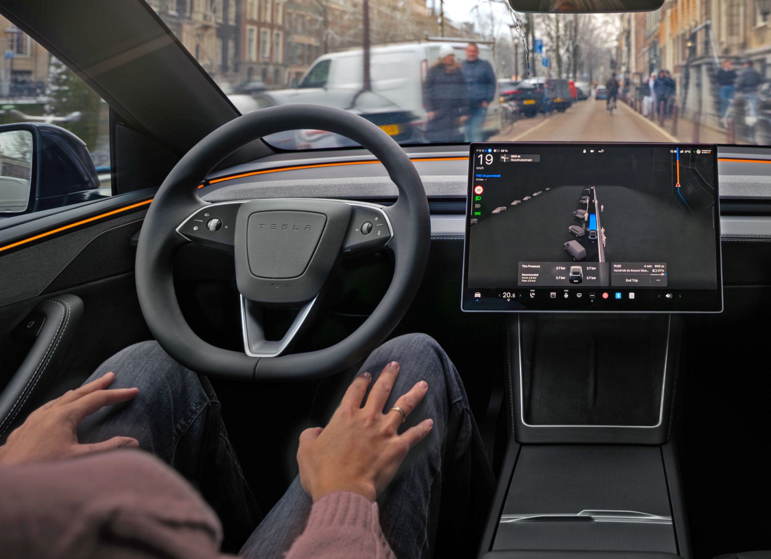 Bilist med hænderne på låret.