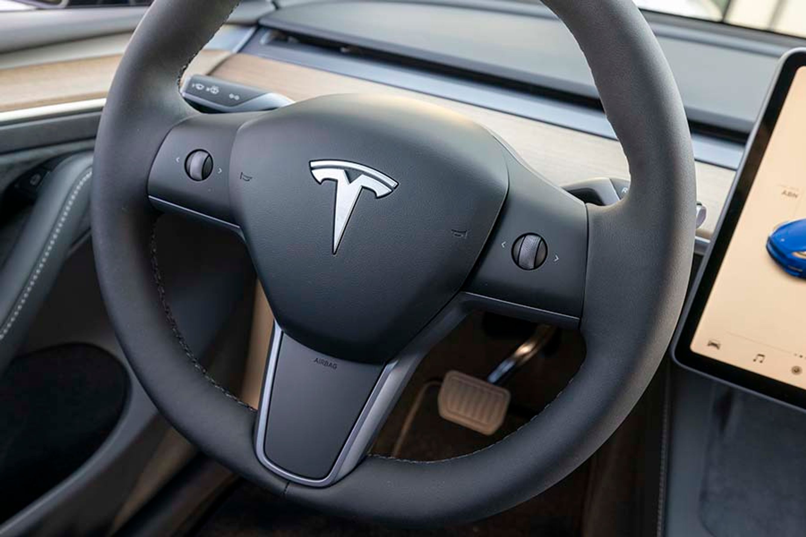 De to knapper ved rattet har flere funktioner, og det er således herfra, man indstiller rat og sidespejle, samt kontrollerer fartpilot, radio og lignende.