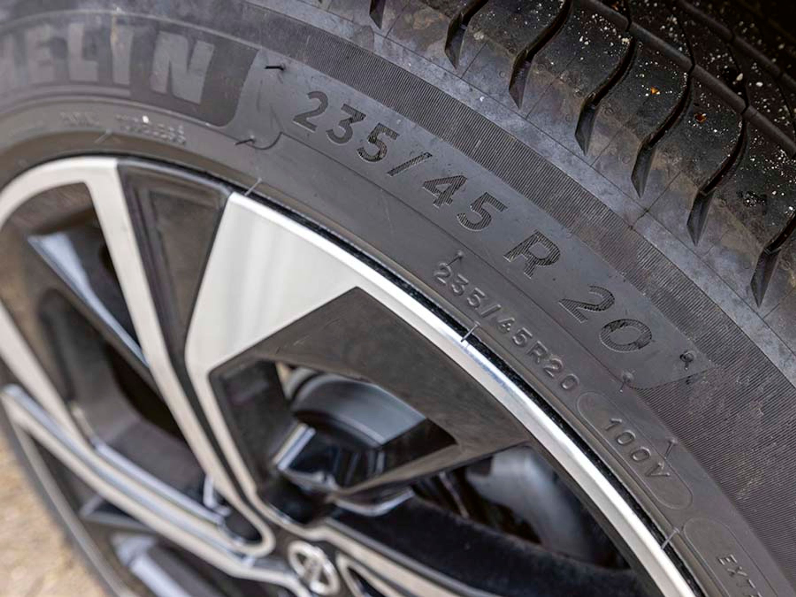 Vores testbil havde 20"-dæk. De er en del af en pakke, der omfatter en multilink bagaksel, og den konstruktion betyder at CO2-udslippet reduceres til fordel for en lavere ejerafgift.