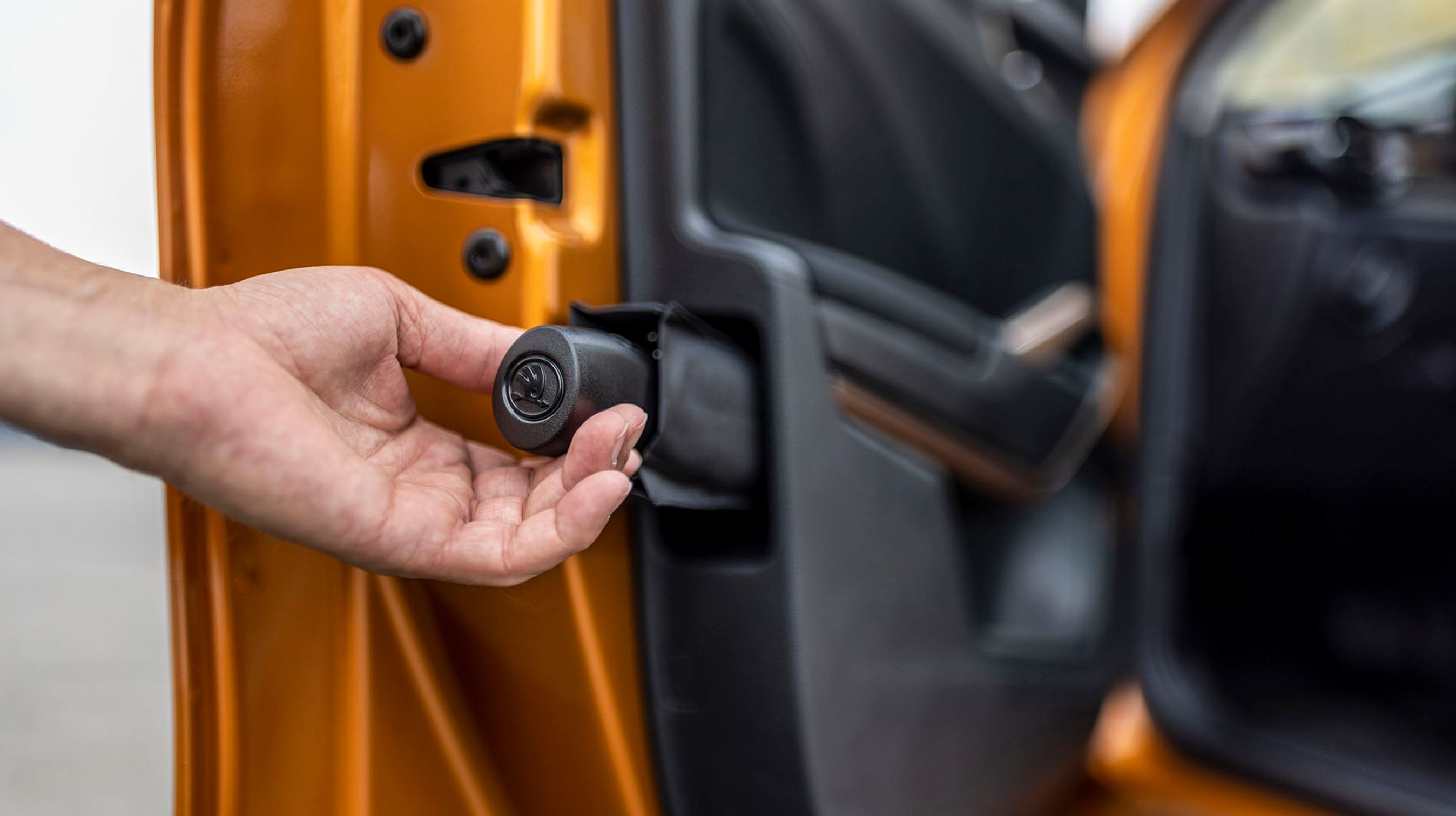 I førerdøren er der gjort plads til enten en paraply eller en lille kost til at feje sne væk om vinteren. Det er en del af de mange smarte løsninger, man møder overalt i bilen.