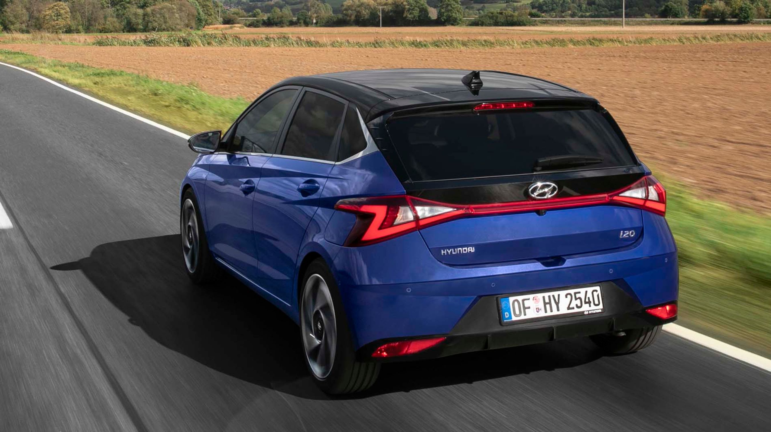 Alle udgaver af Hyundai i20 er forsynet med fire sidedøre og en stor tophængslet bagklap. I topudgaven Advanced er 16-tommers alufælge standard.