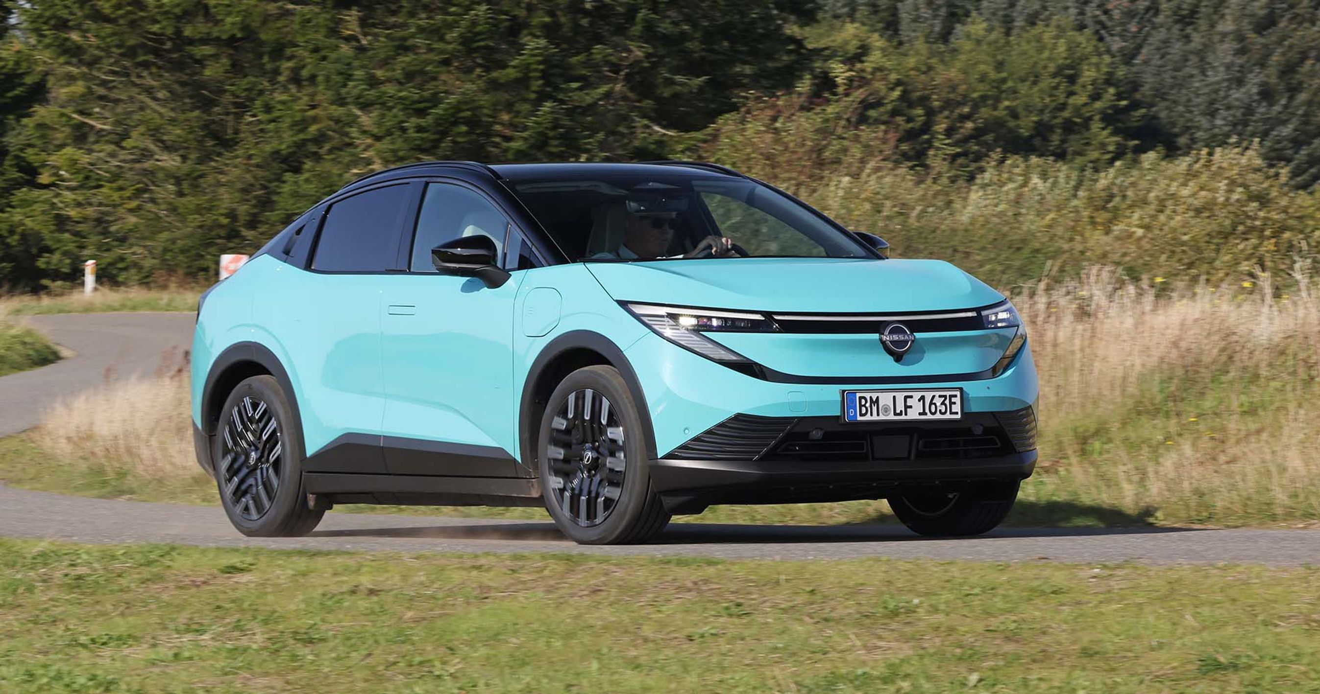 Nissan Leaf set forfra, mens den kører gennem sving på landevej