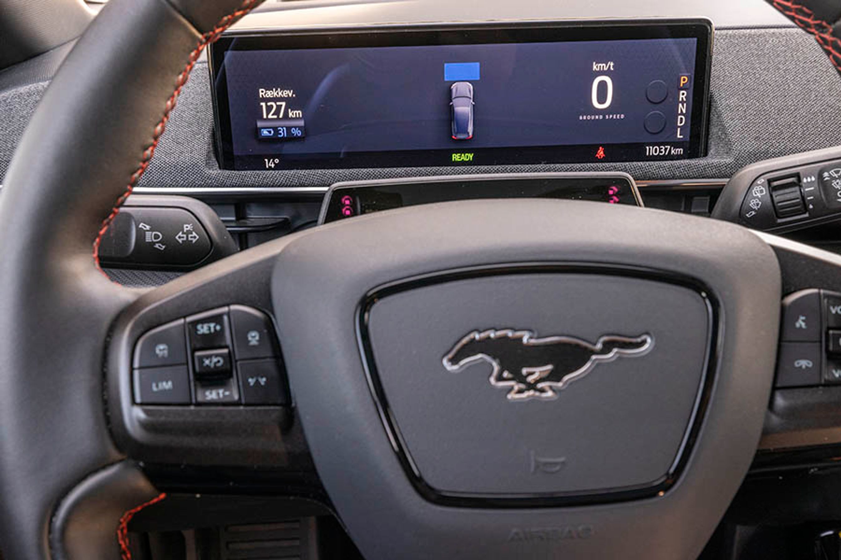 Det lille display foran rattet er godt udtænkt og giver en fin og let aflæselig information om bl.a. hastigheden.