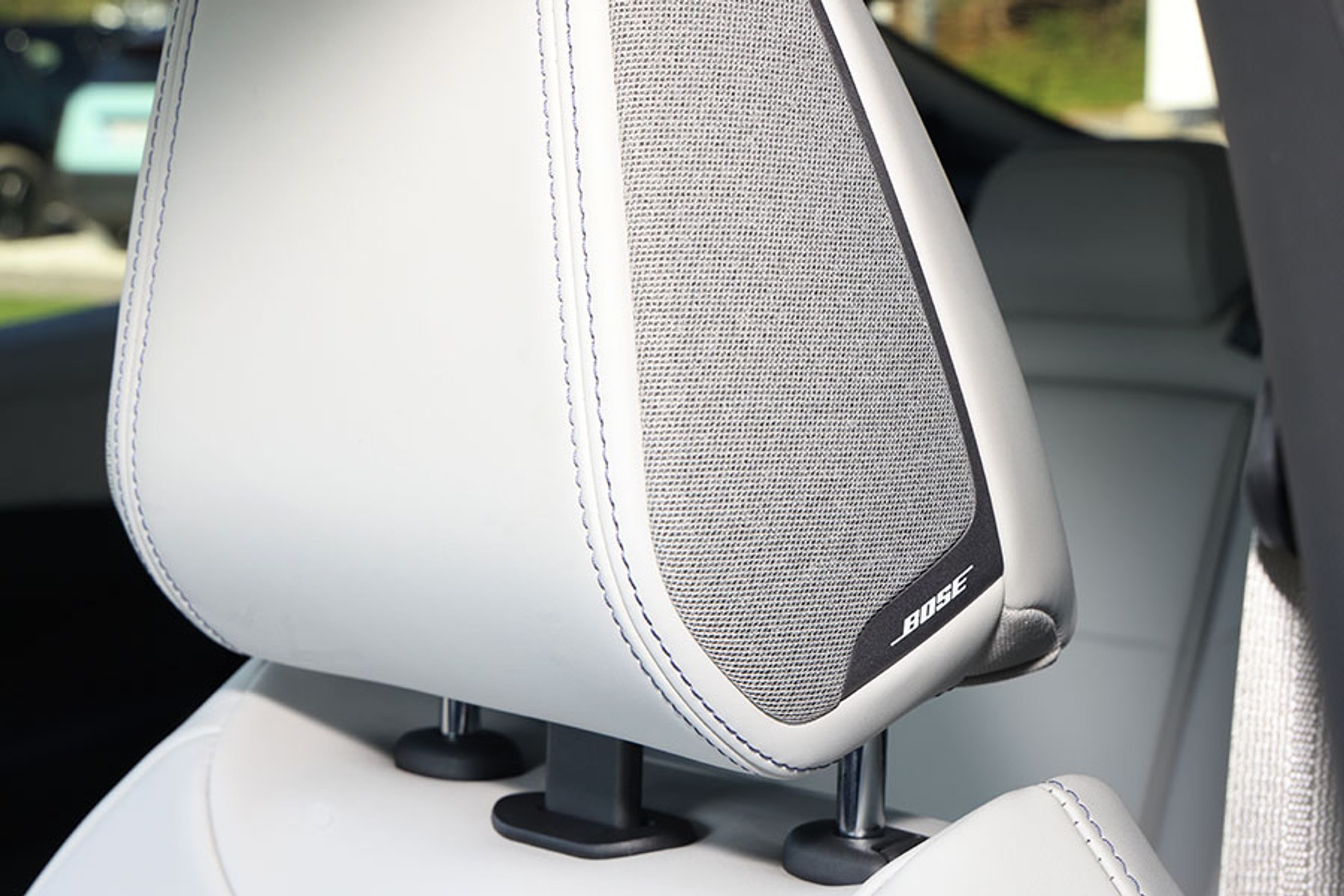 I topudgaven er bilen udstyret med et avanceret BOSE-lydanlæg, og der er integreret en højttaler i førerens hovedstøtte.