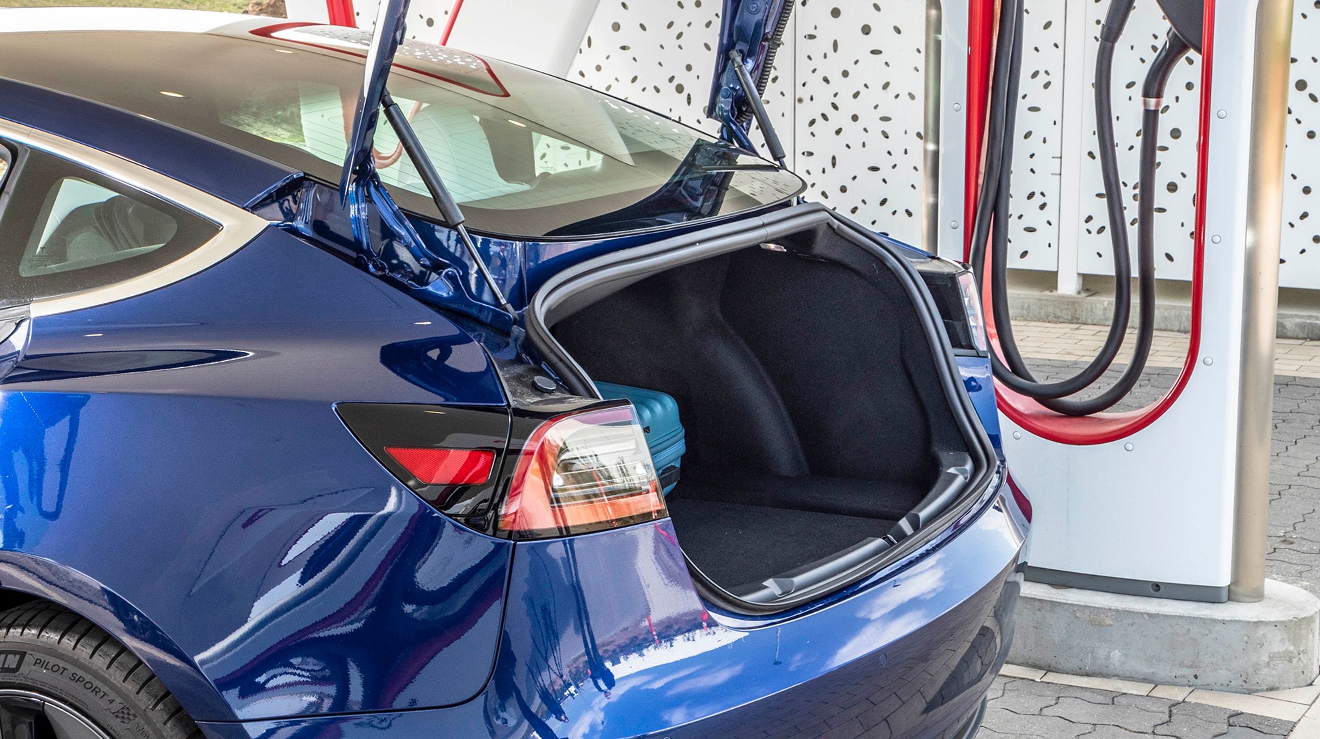 Tesla Model 3 er en firedørs sedan med et udvendigt bagagerum bagtil, der nås gennem en relativ lille åbning.