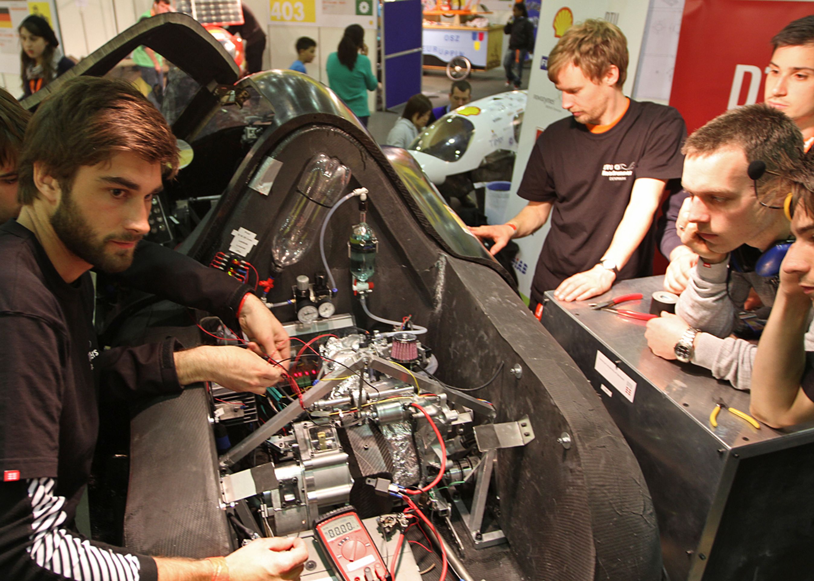 Halvanden time efter, at sidste mulighed for testkørsel var åbnet, stod DTU-bilen stadig i paddock. Både hardware og software drillede.