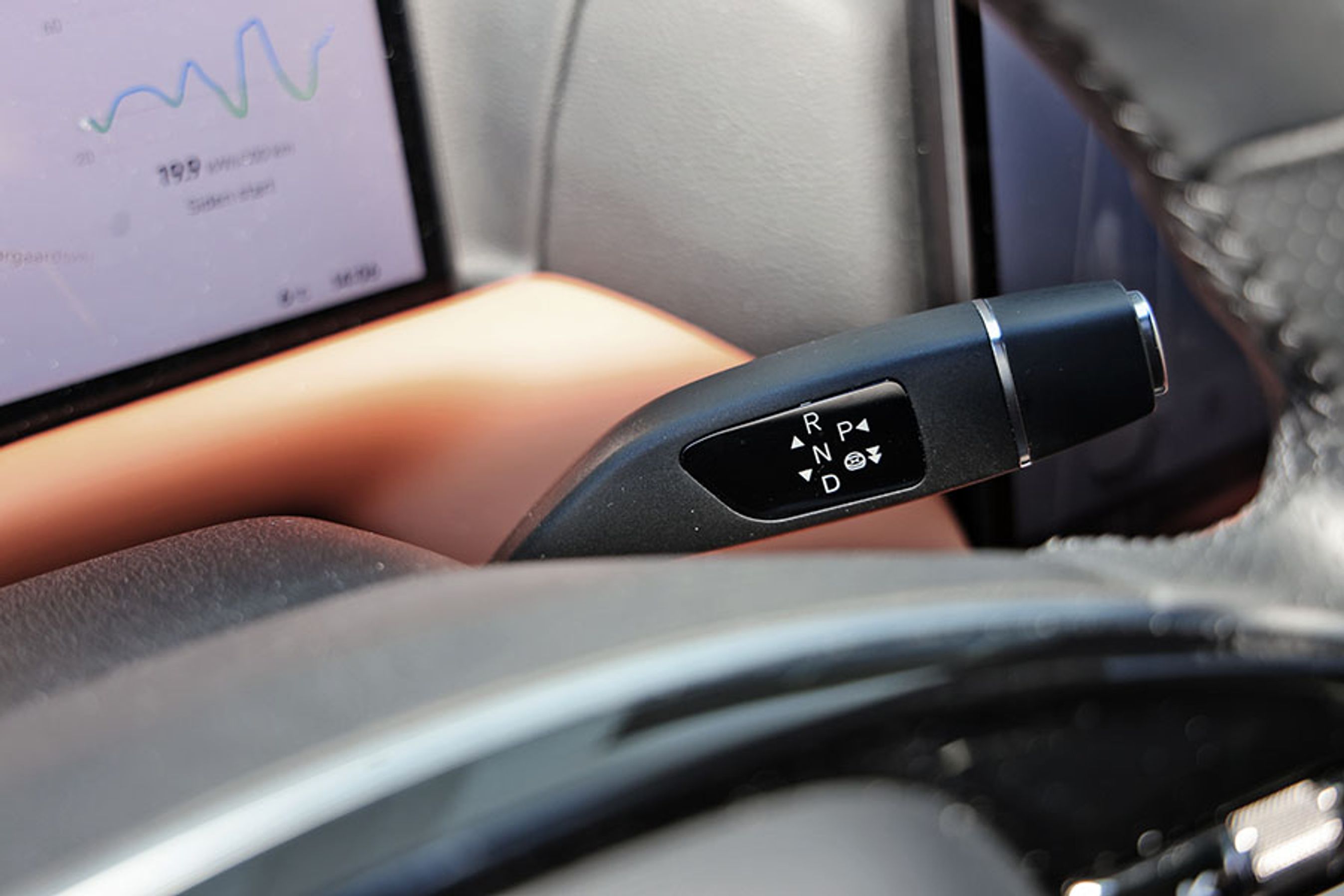 Xpeng har valgt en klassisk gearvælger med samme betjening, som Mercedes og Tesla tidligere har brugt. Det er nemt at betjene, og når du skal bruge køreassistenterne, aktiveres de ved at hive gearvælgeren to gange ned.