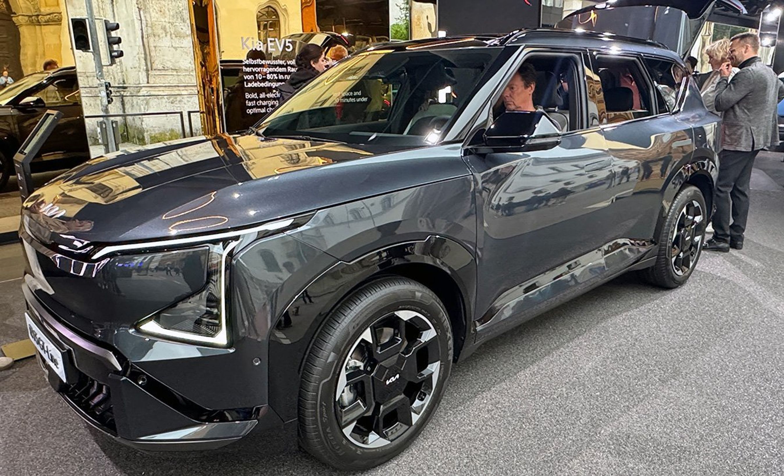 Kia EV5 skråt forfra.