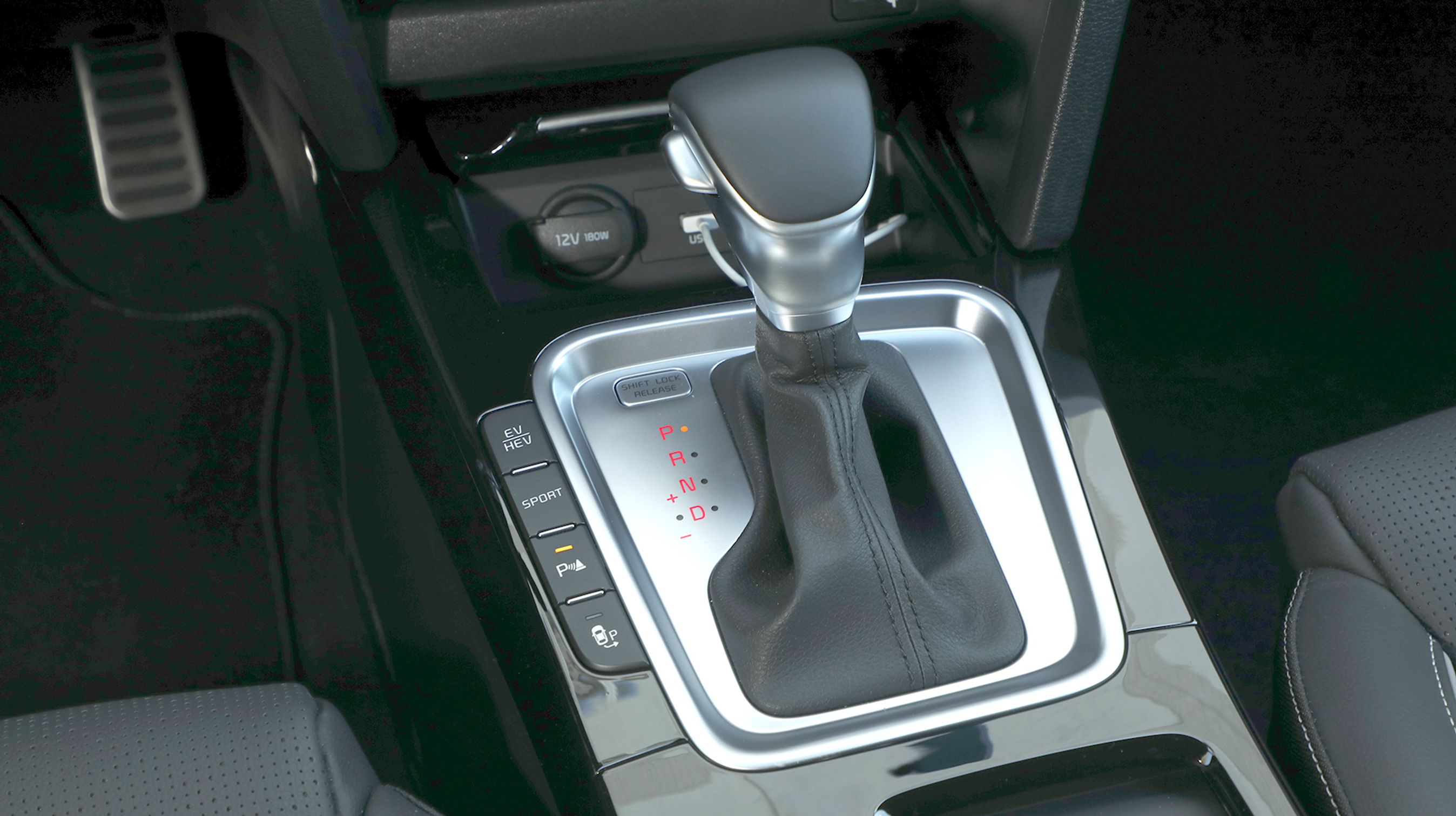 Automatgear er lækkert, men selvom de gammeldags gearvælgere kan være genkendelige for nogle, så er det besværligt, at gearvælgeren ikke automatisk går i “P”, når man trykker på stop-knappen.